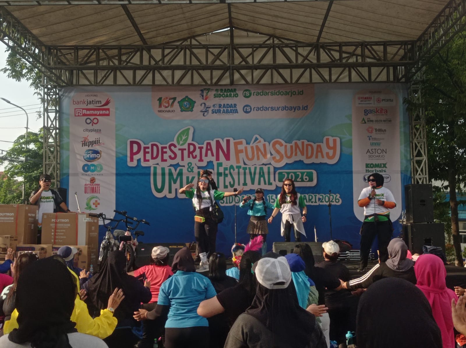 SEMARAK: Senam aerobik salah satu rangkaian acara Pedestrian Fun Sunday dan Festival UMKM berlangsung meriah di Ramayana Ciplaz, Sidoarjo, Minggu (15/2) pagi.(SURYANTO/RADAR SIDOARJO)