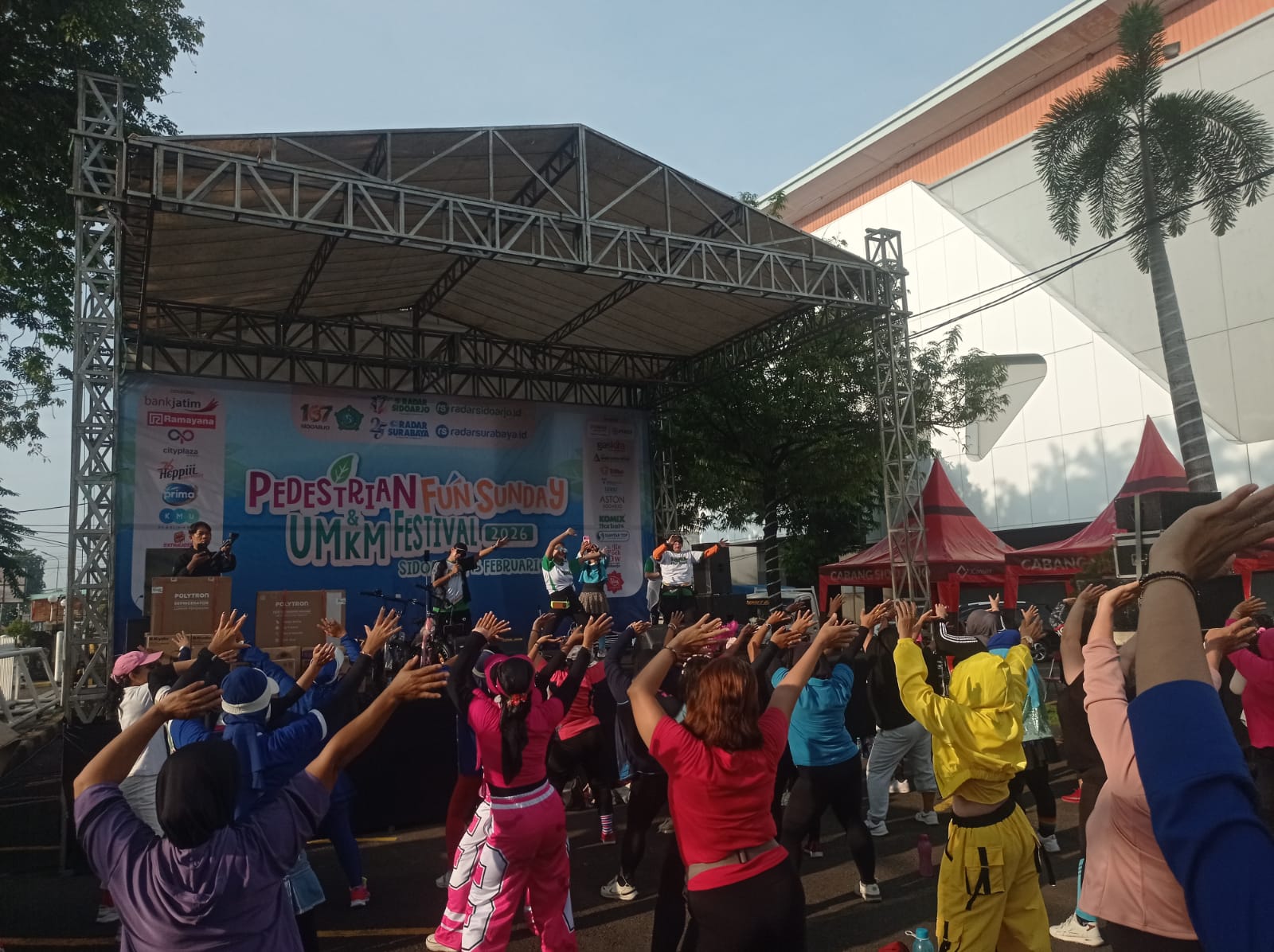SEHAT: Komunitas Senam Sidoarjo ramaikan Pedestrian Fun Sunday dan UMKM Festival 2026 di Ramayana Ciplaz Sidoarjo, Minggu (15/2).(SURYANTO/RADAR SIDOARJO)