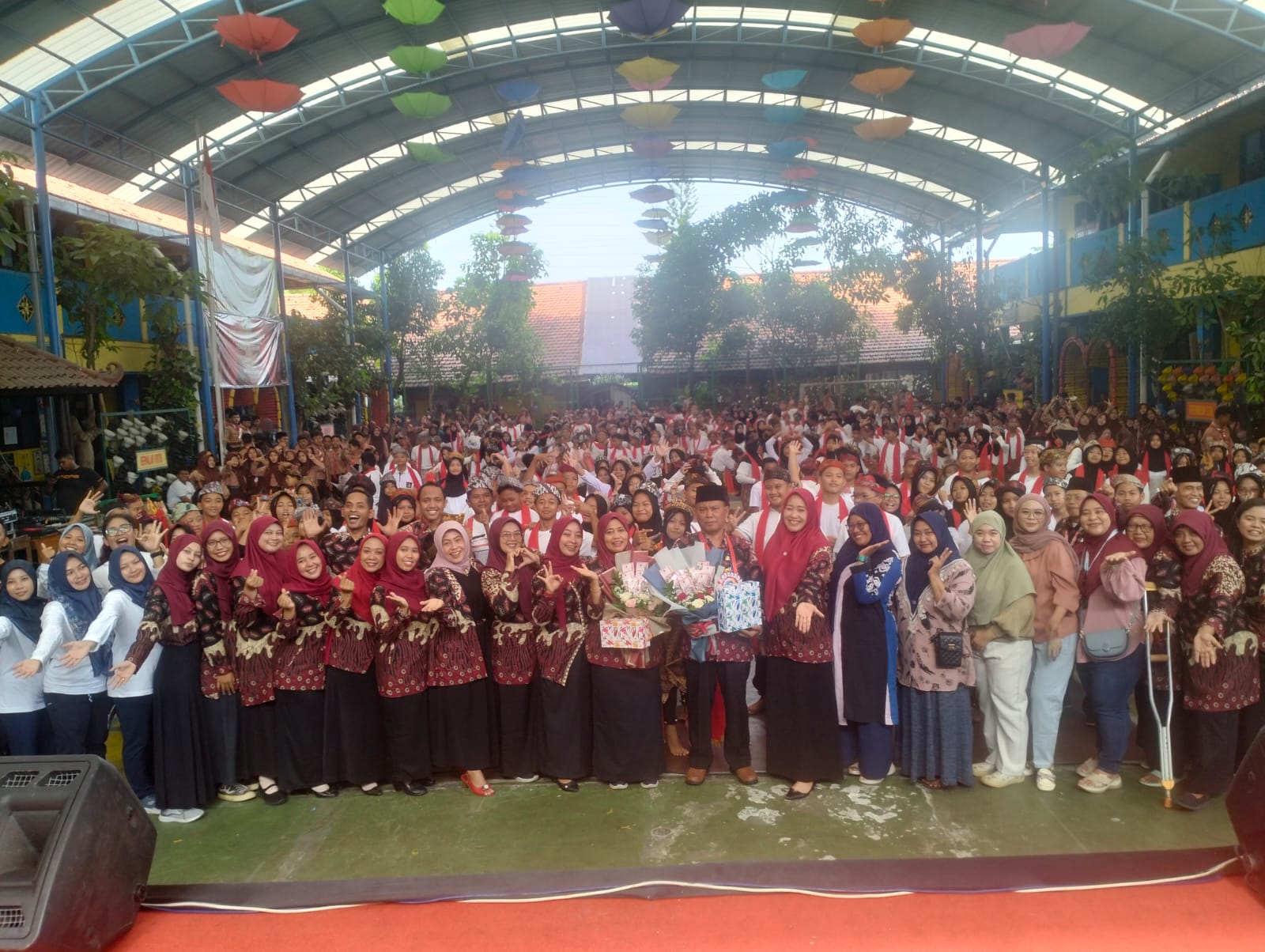 KOMPAK: Keluar besar SMPN 3 Candi dalam rangka Dies Natalis ke-30.(ANAS/RADAR SIDOARJO)