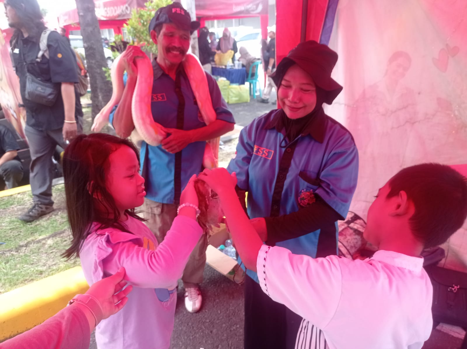 MENGENAL: Family Satwa Sidoarjo dan Primata Suranaya ikut menyemarakkan acara Radar Sidoarjo Pedestrian Fun Sunday and Festival UMKM. (SURYANTO/RADAR SIDOARJO )