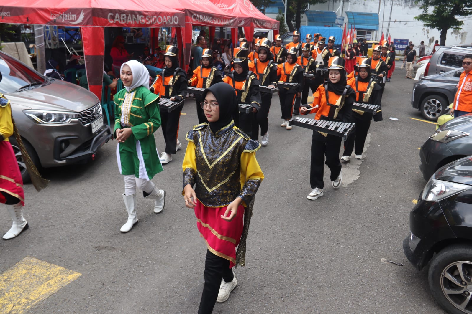IRAMA: Puma Drumband SMK YPM 8 saat tampil di Pedestrian Fun Sunday di Ramayana Ciplaz Sidoarjo, Minggu (15/2). (ANDY SATRIA/RADAR SIDOARJO)