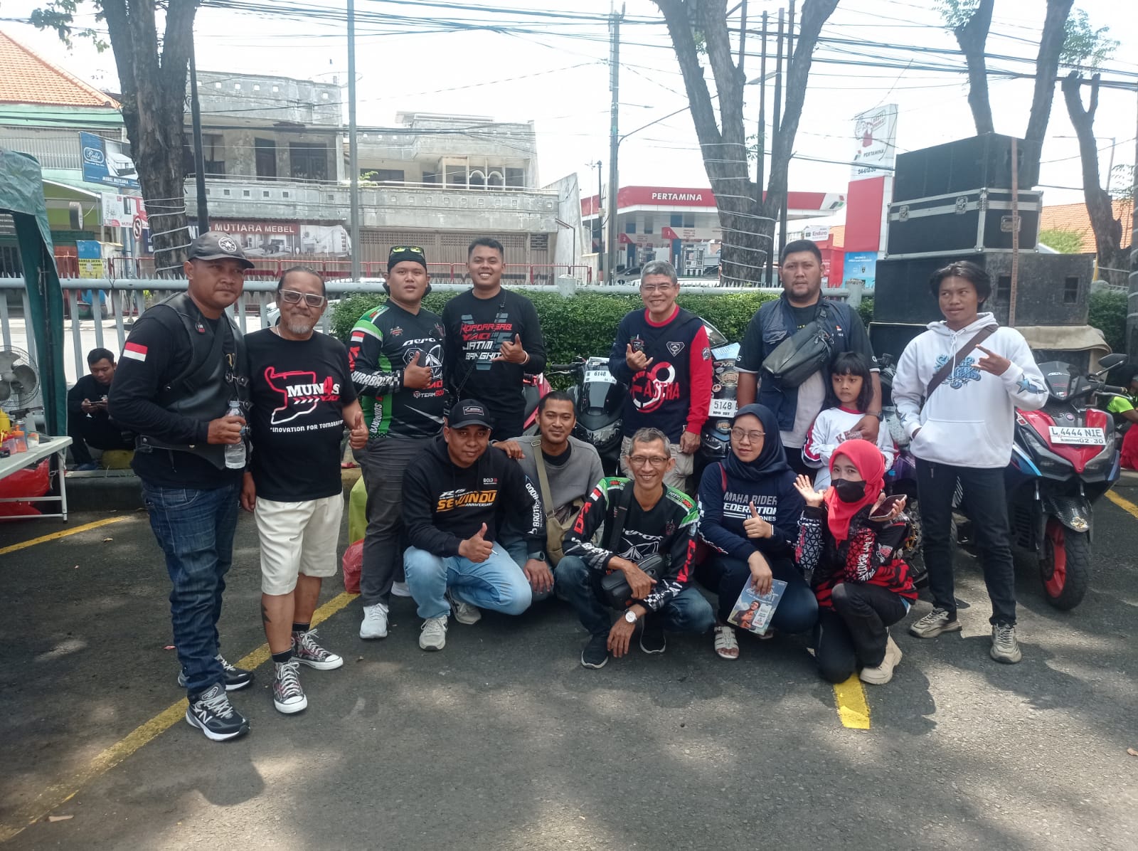 MERAMAIKAN: Bikers dari Yamaha Rider Federation Indonesia (YRFI) ikut menyemarakkan acara Pedestrian Fun Sunday dan UMKM Festival Radar Sidoarjo. (SURYANTO/RADAR SIDOARJO)