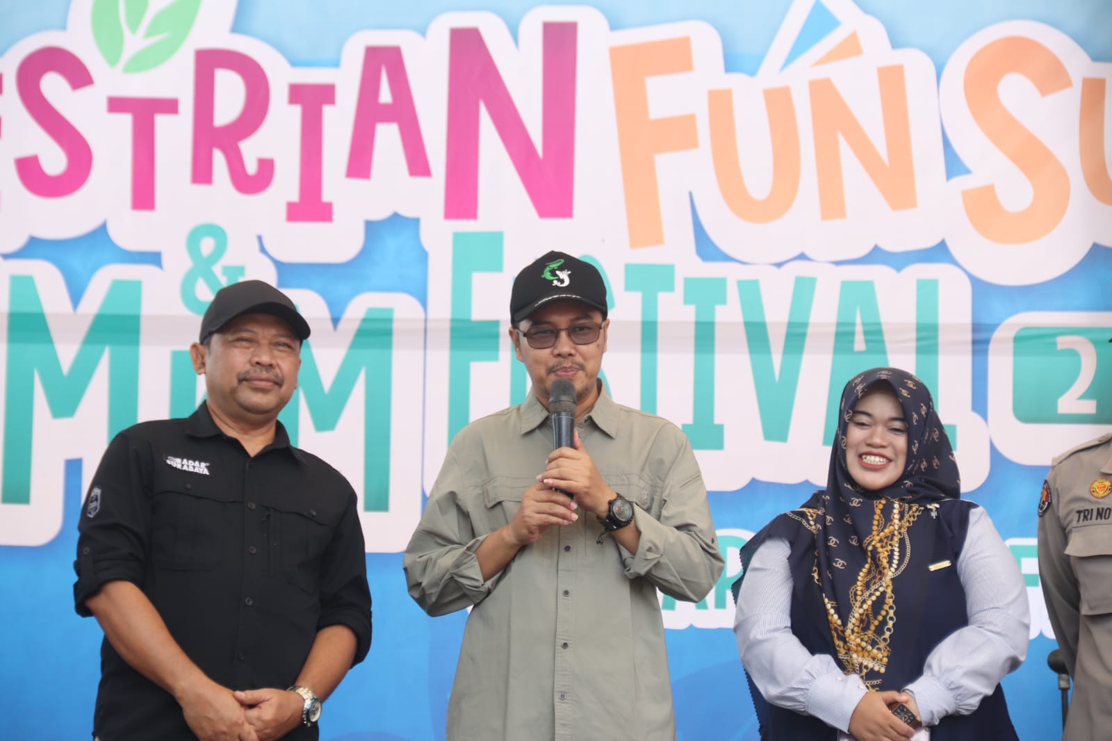 SEMARAK: Ketua DPRD Sidoarjo Abdillah Nasih bersama Direktur Radar Surabaya Lilik Widyantoro membuka gelaran Pedestrian Fun Sunday dan Festival UMKM 2026 di Ramayana Ciplaz, Minggu (15/2).