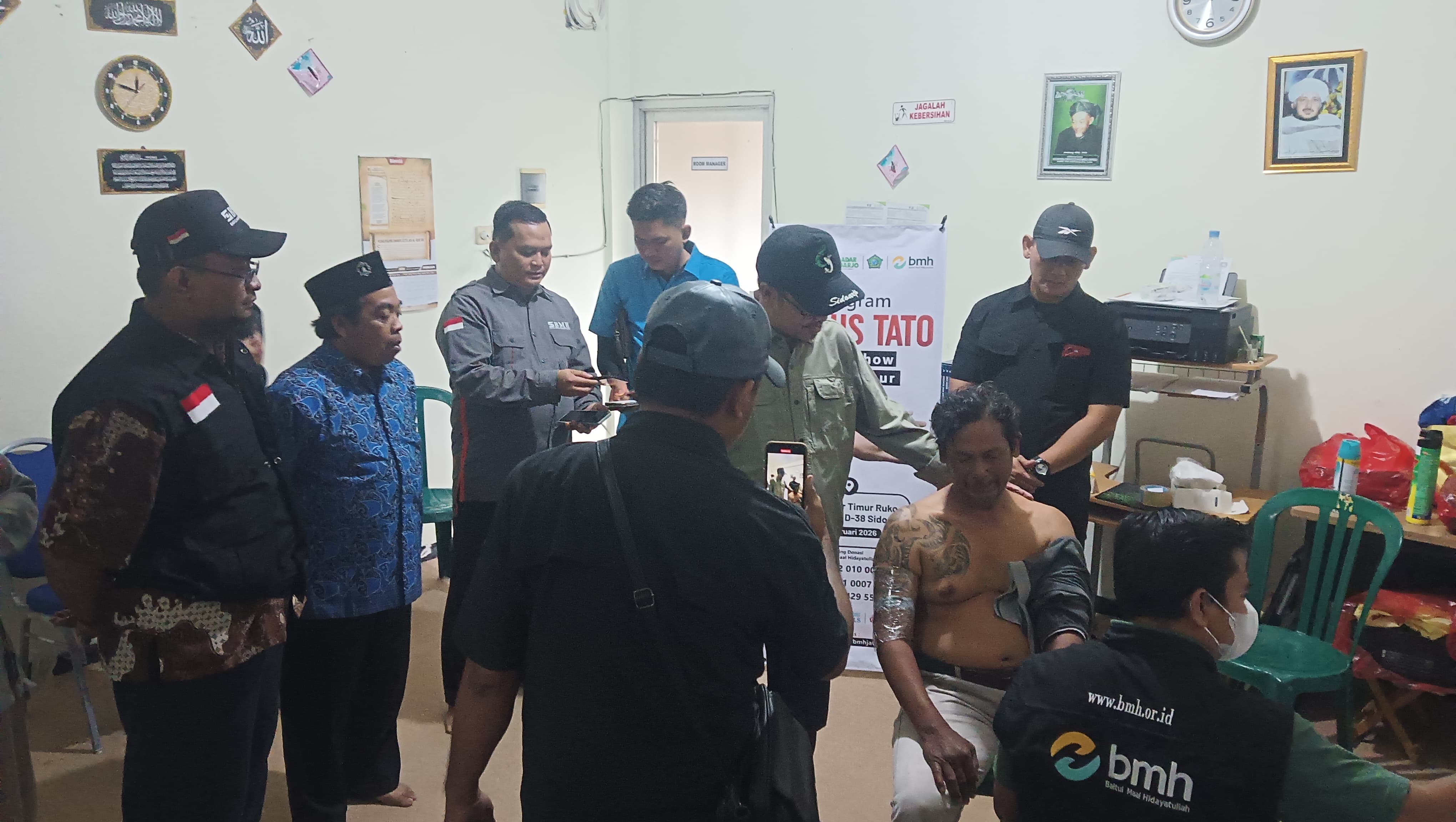 HIJRAH: Ketua DPRD Sidoarjo (empat dari kan) mengapresiasi program hapus tato yang diinisiasi BMH Gerai Unit Sidoarjo saat acara Pedestrian Fun Sunday dan UMKM Festival, Minggu (15/2).