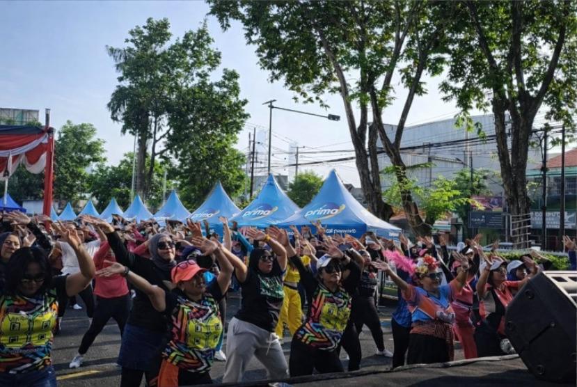 SEMANGAT SEHAT: Ratusan warga antusias mengikuti senam bersama dalam gelaran Pedestrian Fun Sunday & UMKM Festival 2026 di Ramayana Prime Ciplaz Sidoarjo, Minggu (15/2).(IST/RADAR SIDOARJO)