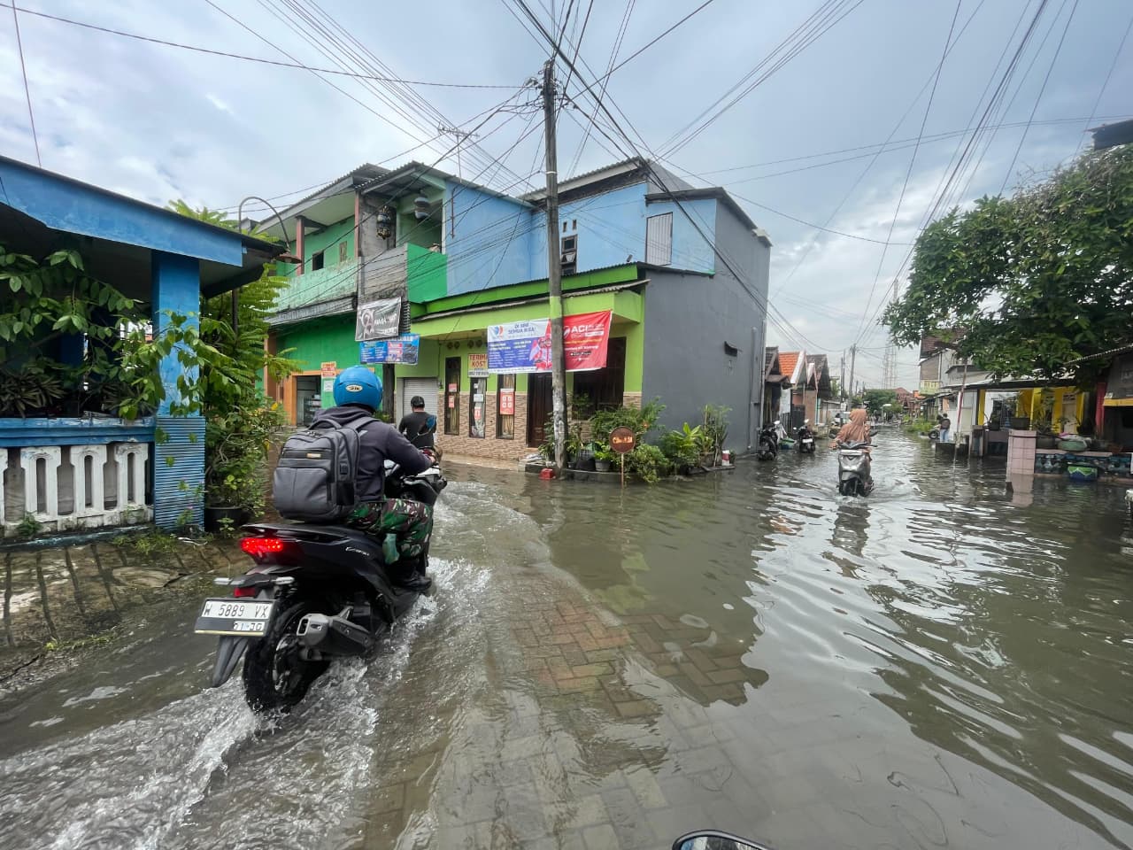 RESAH: Banjir menggenangi wilayah Desa Bringinbendo, Kecamatan Taman, Senin (16/2). (DIKY SANSIRI/RADAR SIDOARJO)