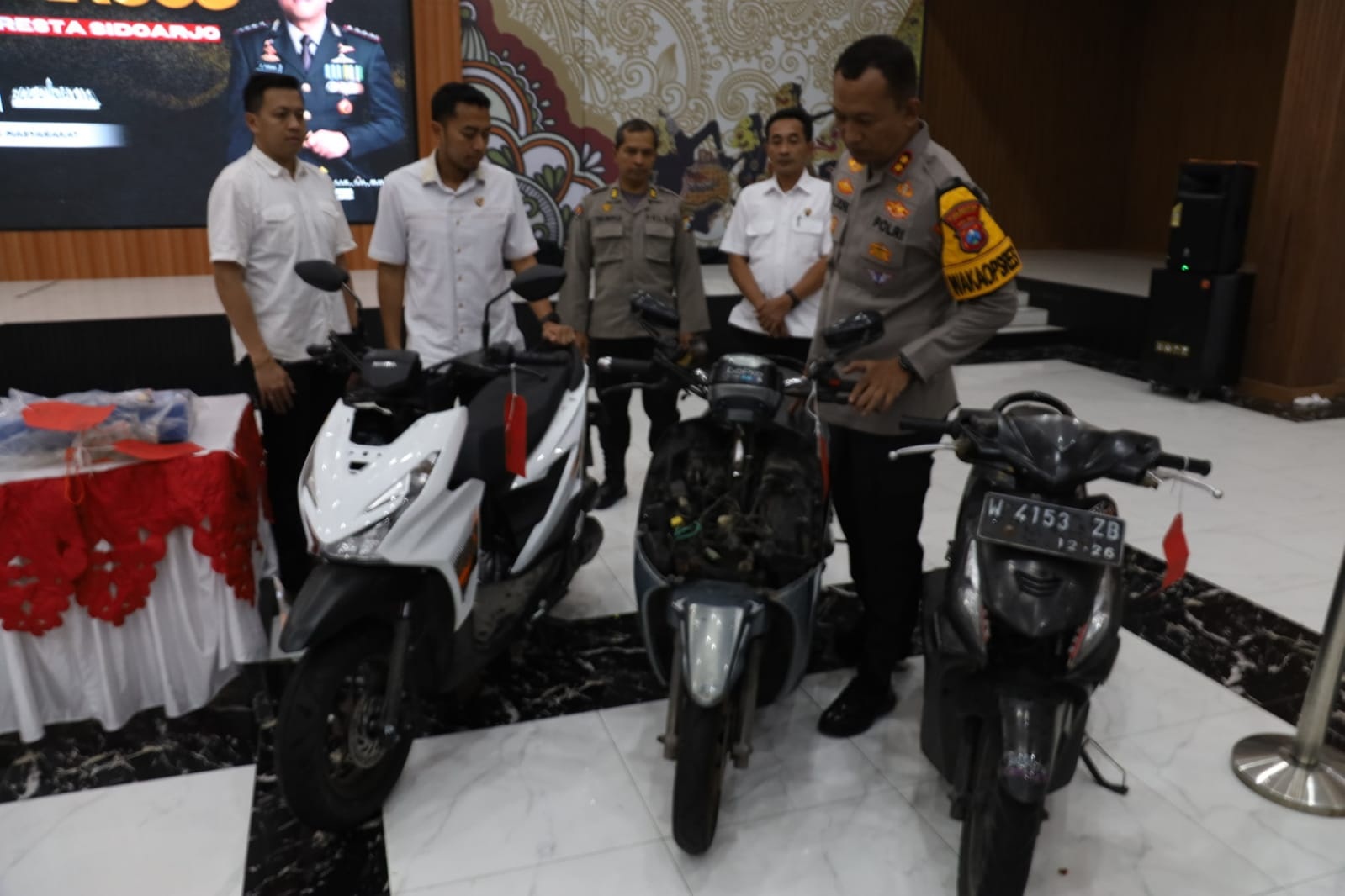 DIAMANKAN: Polisi menunjukkan barang bukti hasil kejahatan pelaku. (SURYANTO/RADAR SIDOARJO)