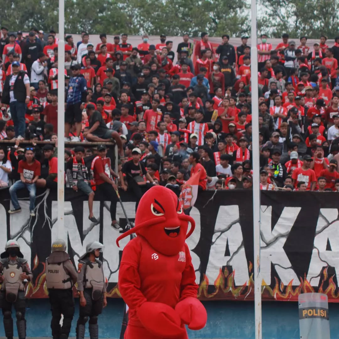 KOMPAK: Suporter setia Deltras FC, Deltamania, saat mendukung tim kebanggaan Sidoarjo. (FOTO DELTRAS SIDOARJO)