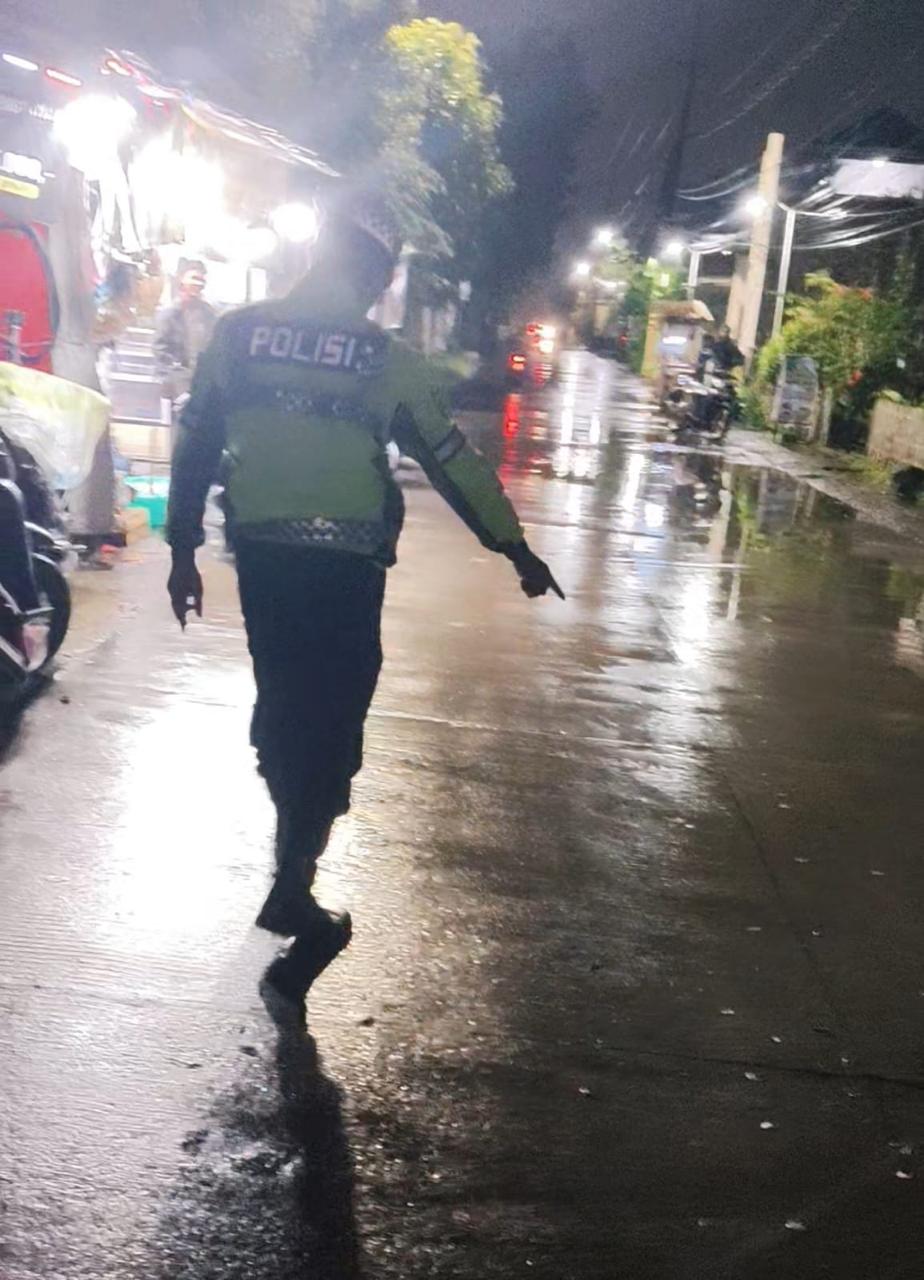 TKP: Polisi memeriksa lokasi kecelakaan di Taman.