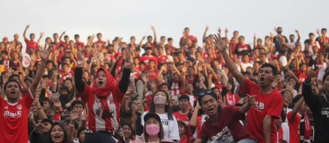 SETIA: Kekompakan Deltamania mendukung Deltras Sidoarjo. (FOTO DELTRAS SIDOARJO)