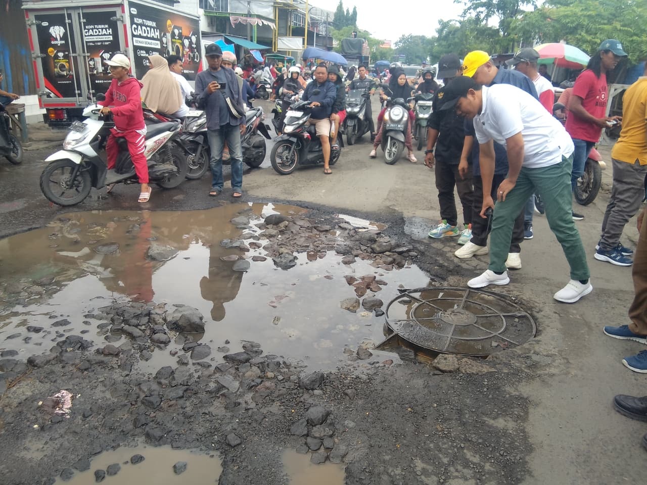 RESPONS CEPAT: Bupati Sidoarjo Subandi (kaos putih) saat sidak jalan rusak di Jalan Setiabudi, Kecamatan Krian, Selasa (17/2). (DIKY SANSIRI/RADAR SIDOARJO)