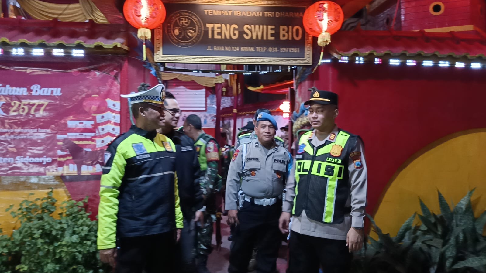 DIJAGA: Perayaan Imlek di Kelenteng Tridarma Teng Swie Bio, Krian, berlangsung aman dan tertib.