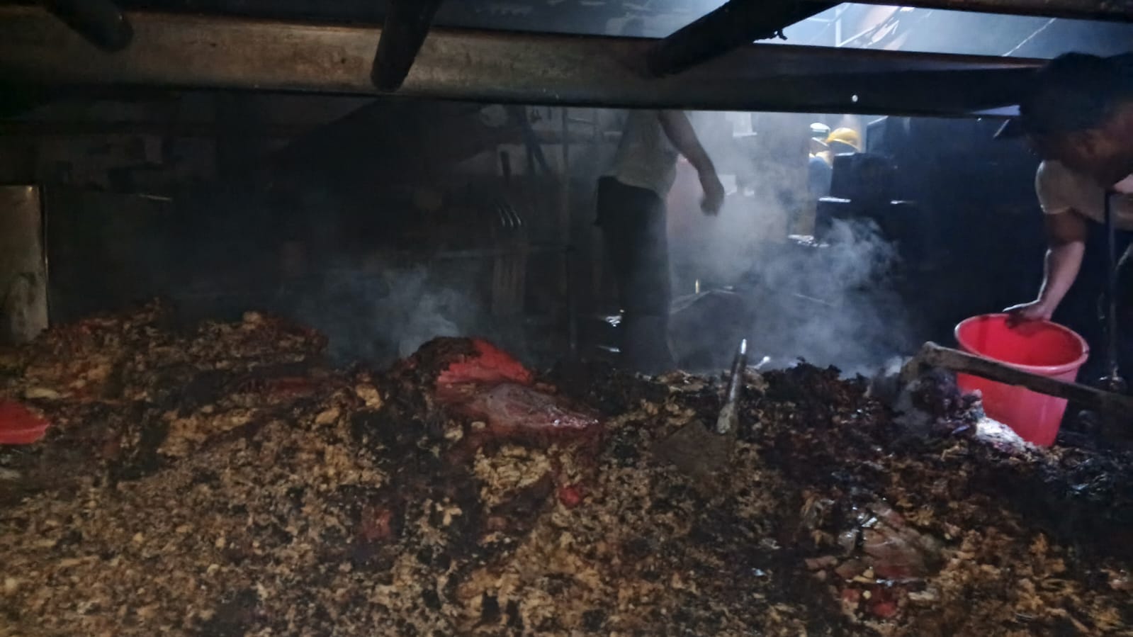 HANGUS: Kondisi mesin oven saat sudah berhasil dipadamkan.