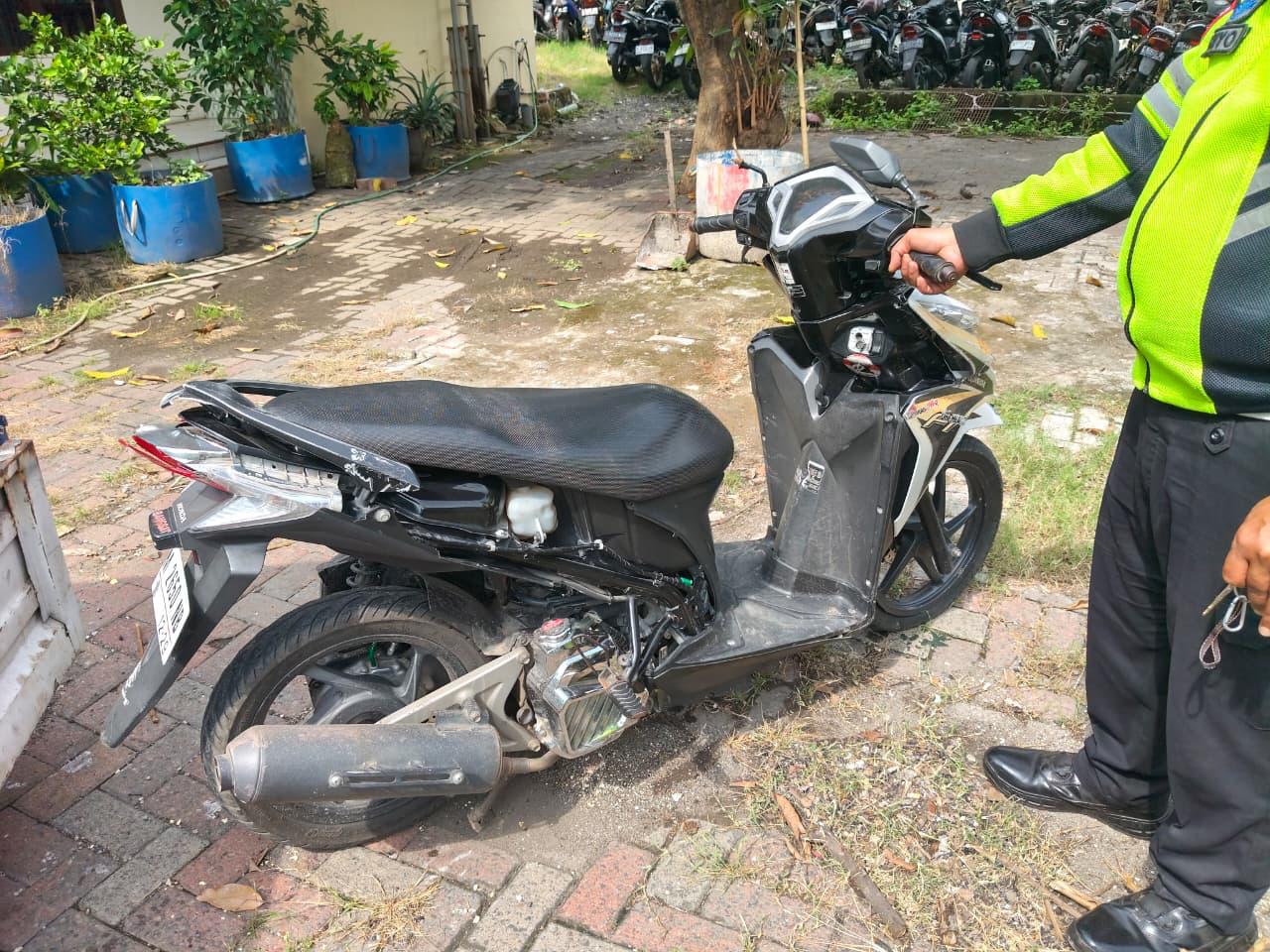 TRAGIS: Kondisi motor usai terlibat kecelakaan.