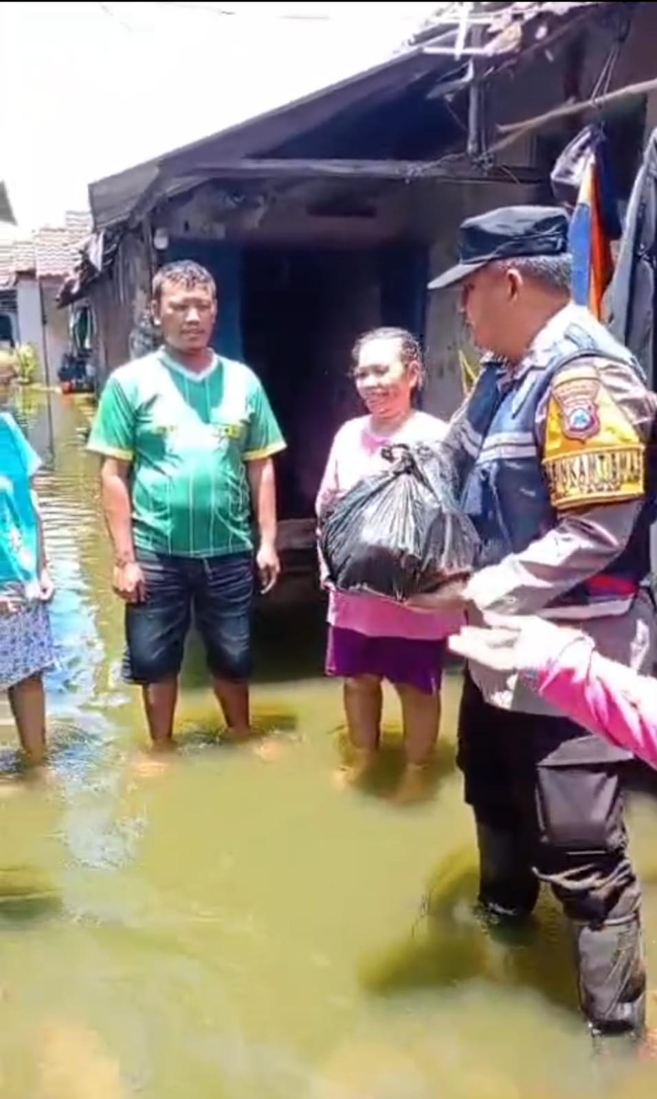 PEDULI: Bhabinkamtibmas Desa Tanjungsari, Polsek Taman, Polresta Sidoarjo, Aipda Dwi Priyo, mengunjungi sekaligus menyalurkan bantuan sembako kepada warga.