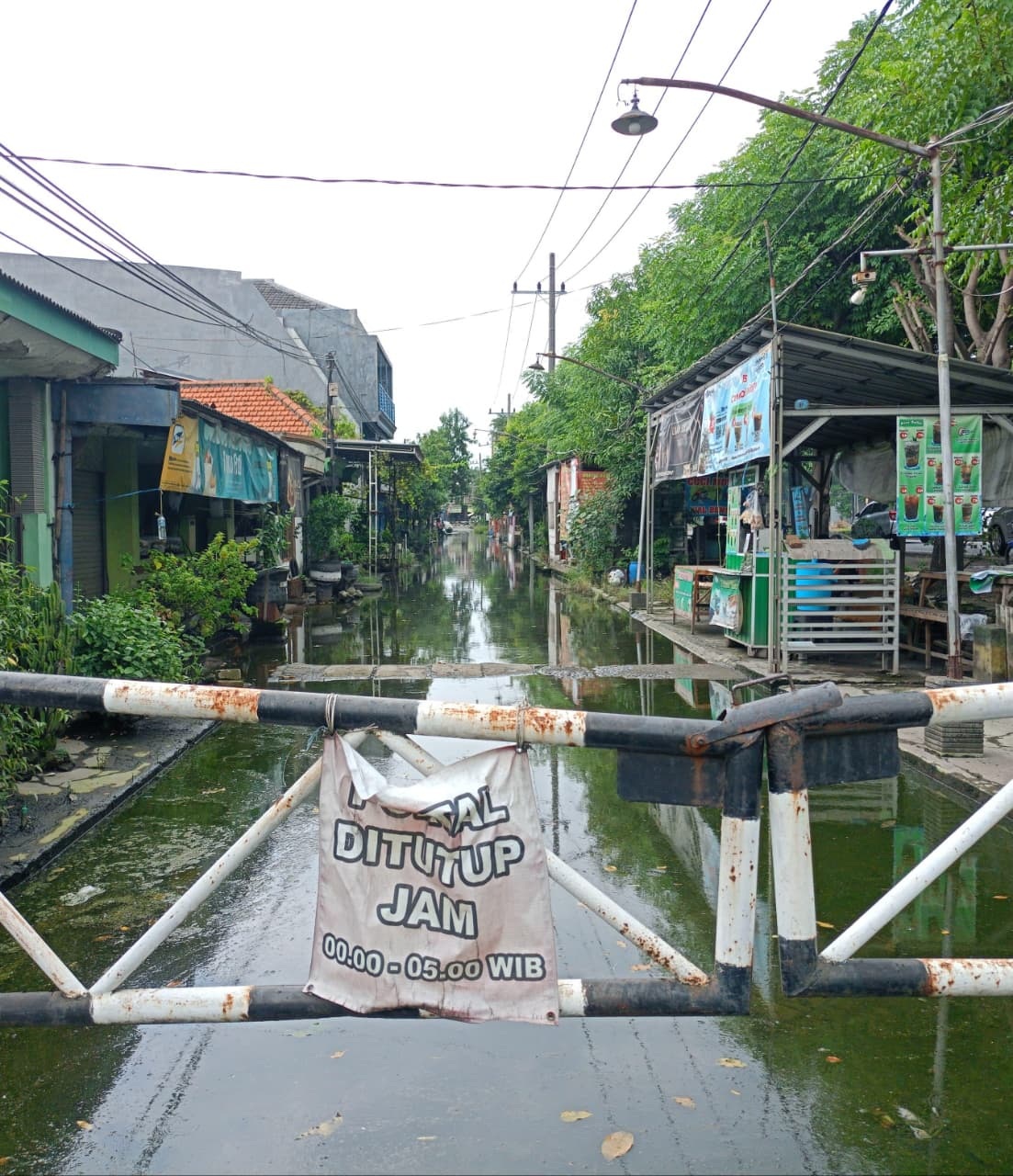 SULIT MELINTAS: Banjir di kawasan Bringinbendo, Taman belum surut hingga kemarin. (DIKY SANSIRI/RADAR SIDOARJO)