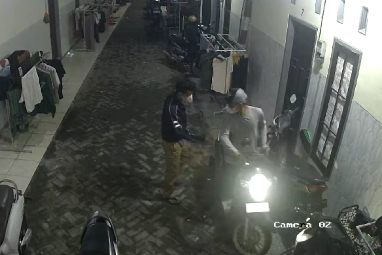 NEKAT: Terduga pelaku terekam CCTV saat akan curi motor.