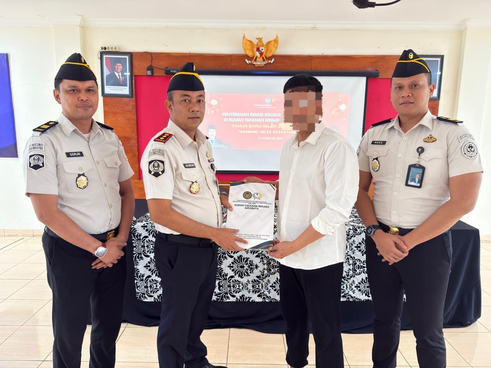 BERKELAKUAN BAIK: Narapidana Rutan Medaeng Sidoarjo (dua dari kanan) menerima Remisi Khusus (RK) Imlek.