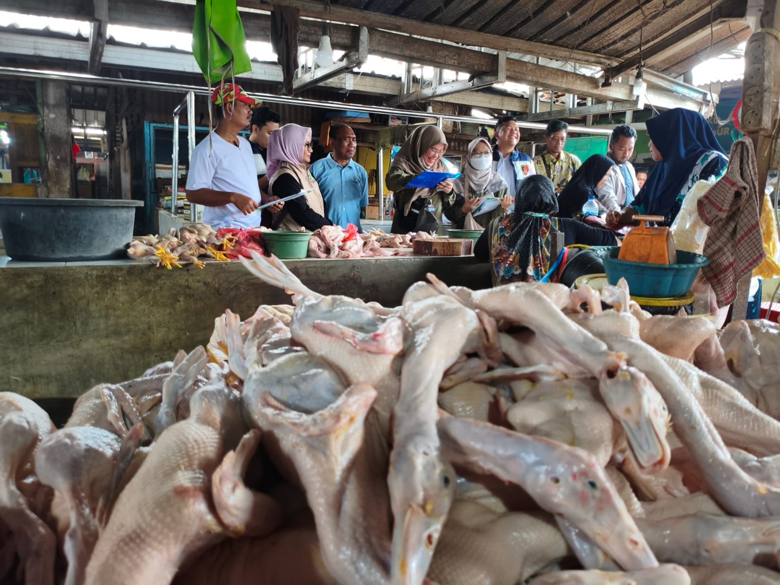 MELONJAK: Ayam potong menjadi salah satu komiditas yang harganya mengalami kenaikan di Pasar Larangan. (SURYANTO/RADAR SIDOARJO)