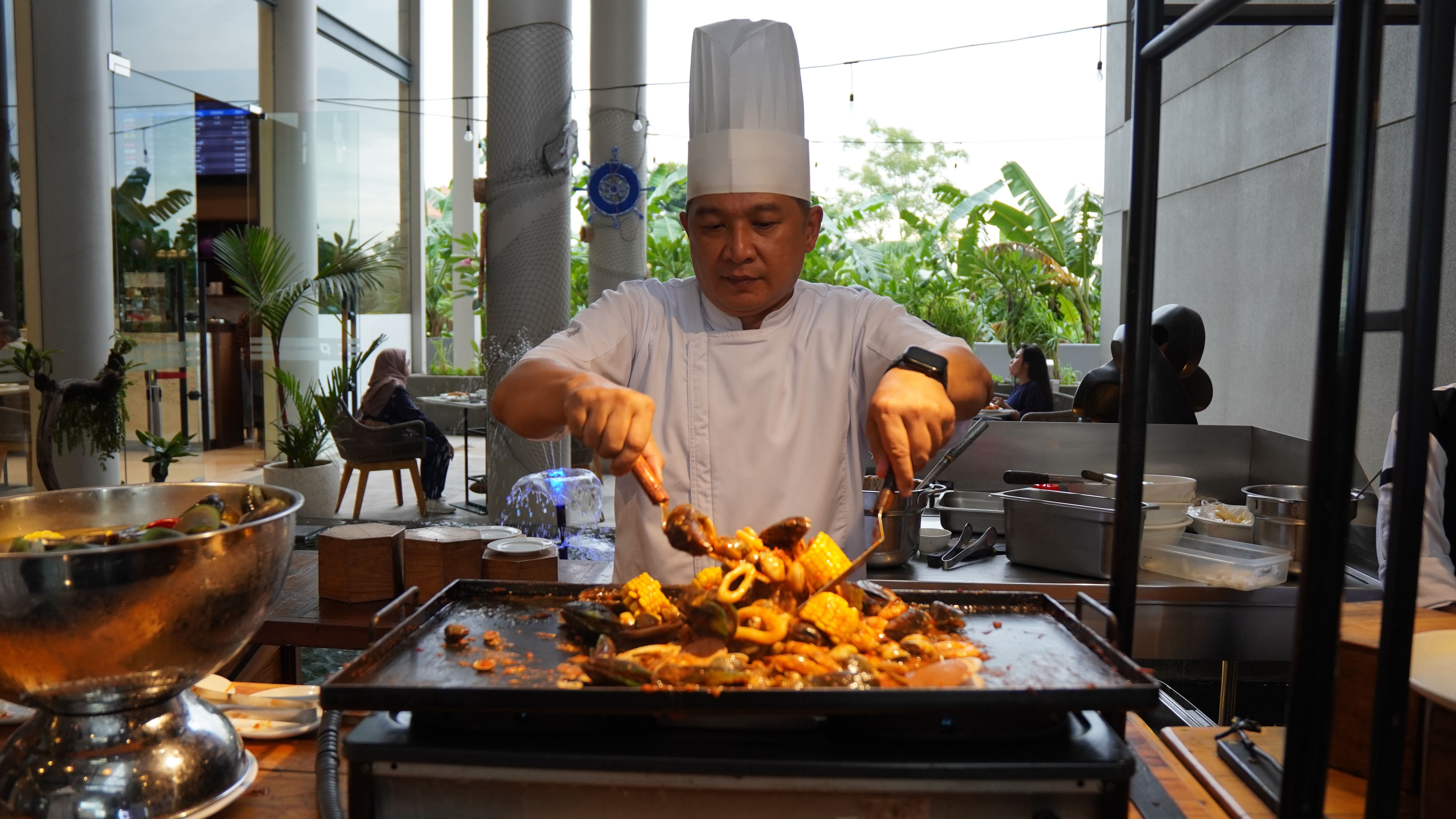 MANTAP: Premier Place Hotel Surabaya Airport kembali menghadirkan konsep berbuka puasa yang istimewa bertajuk Kampoeng Ramadhan &ndash; Pesisir Nusantara.