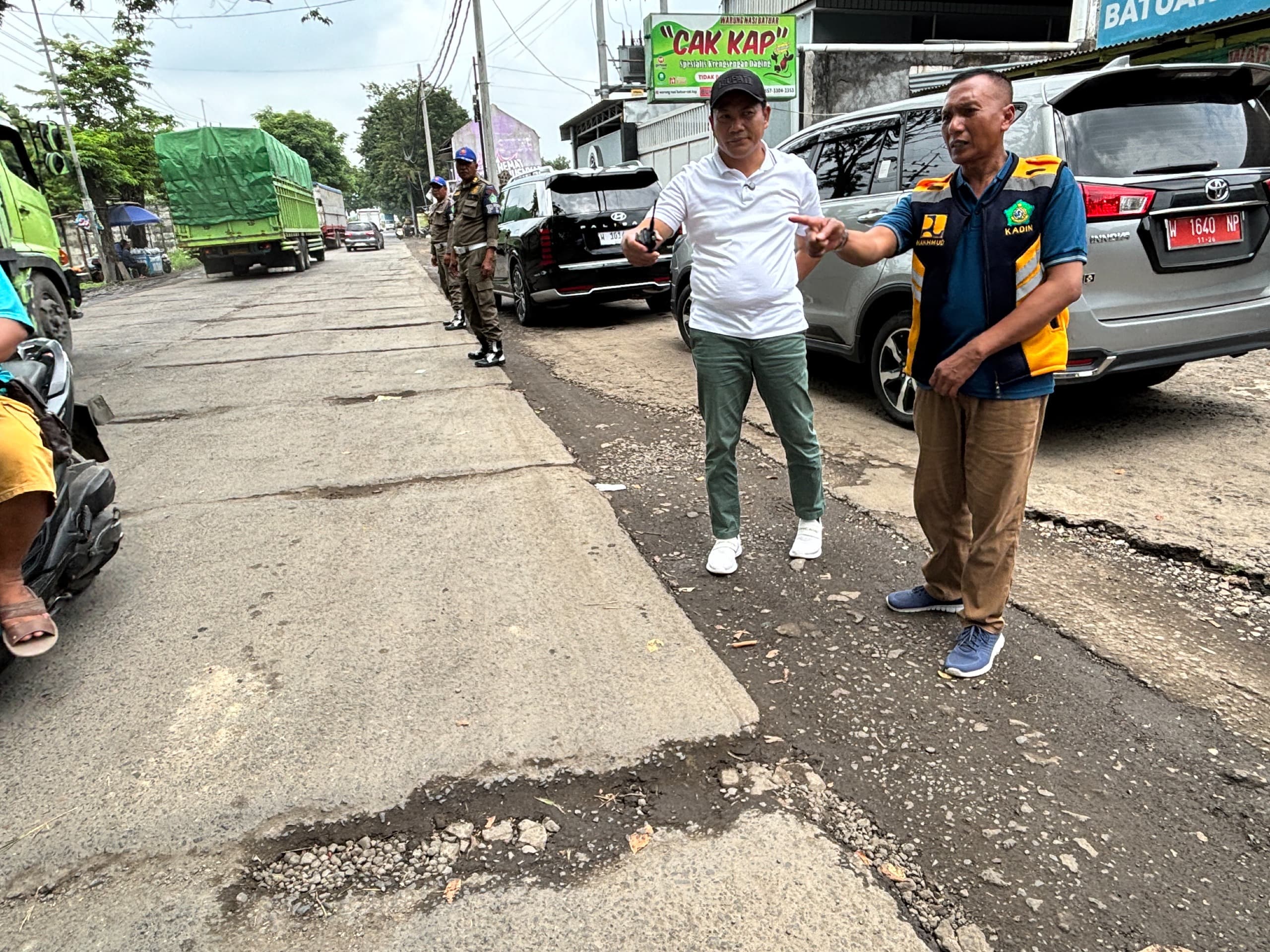 TEGAS: Bupati Sidoarjo Subandi (dua dari kanan) saat sidak jalan rusak di Krian.