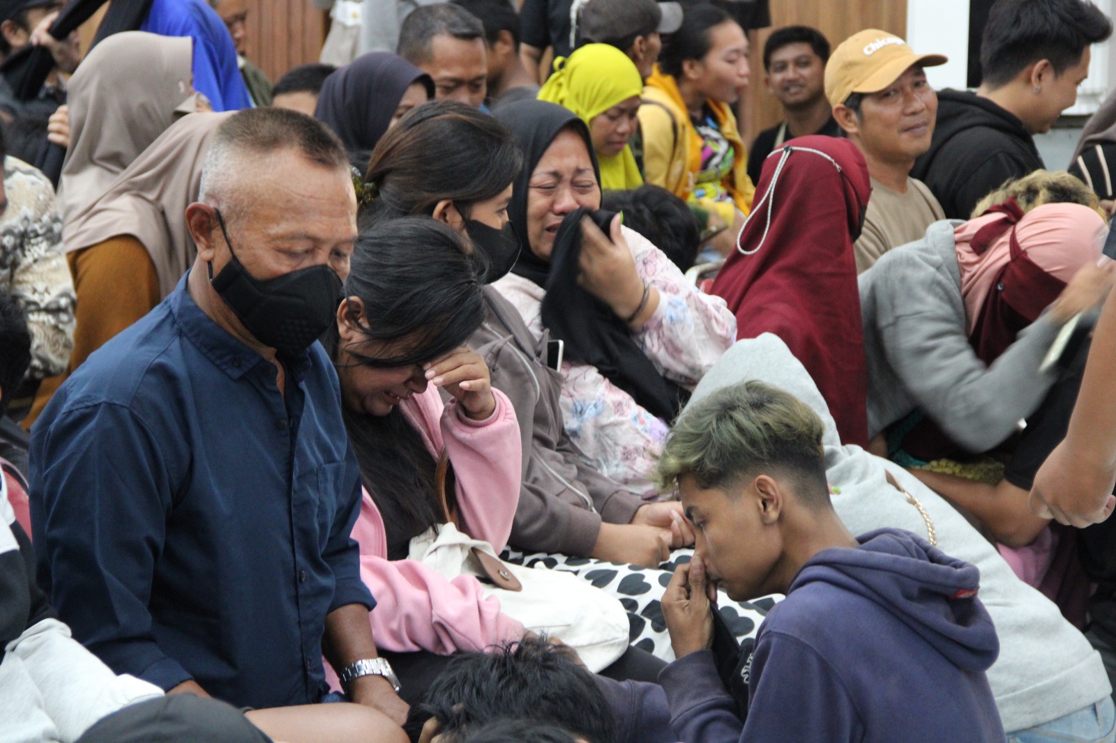 SEDIH: Sejumlah orang tua menitikkan air mata saat menjemput anaknya yang terjaring razia dan diamankan di Mapolresta Sidoarjo.