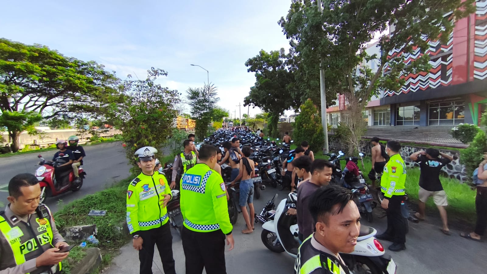 MERESAHKAN: Ratusan kendaraan bermotor terjaring razia di Jalan Arteri Porong, Kabupaten Sidoarjo, Jumat (20/2) pagi.