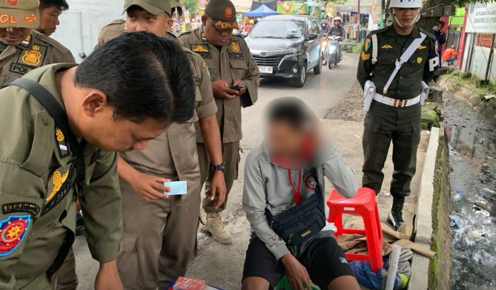 TANPA PITA CUKAI: Petugas menggelar razia ke sejumlah penjual rokok ilegal.