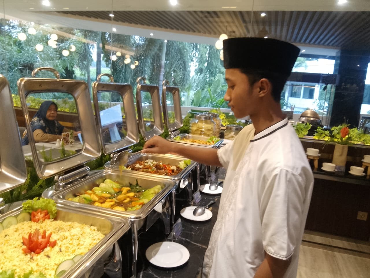 MENGGIURKAN: Menu berbuka puasa di The Sun Hotel Sidoarjo. (DIKY SANSIRI/RADAR SIDOARJO)