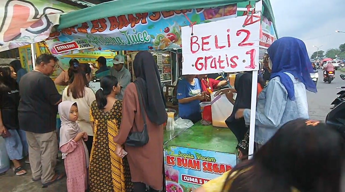 RAMAI: Pasar takjil di di kawasan Tol HK Jabon jadi jujukan berburu hidangan berbuka puasa. (SURYANTO/RADAR SIDOARJO)