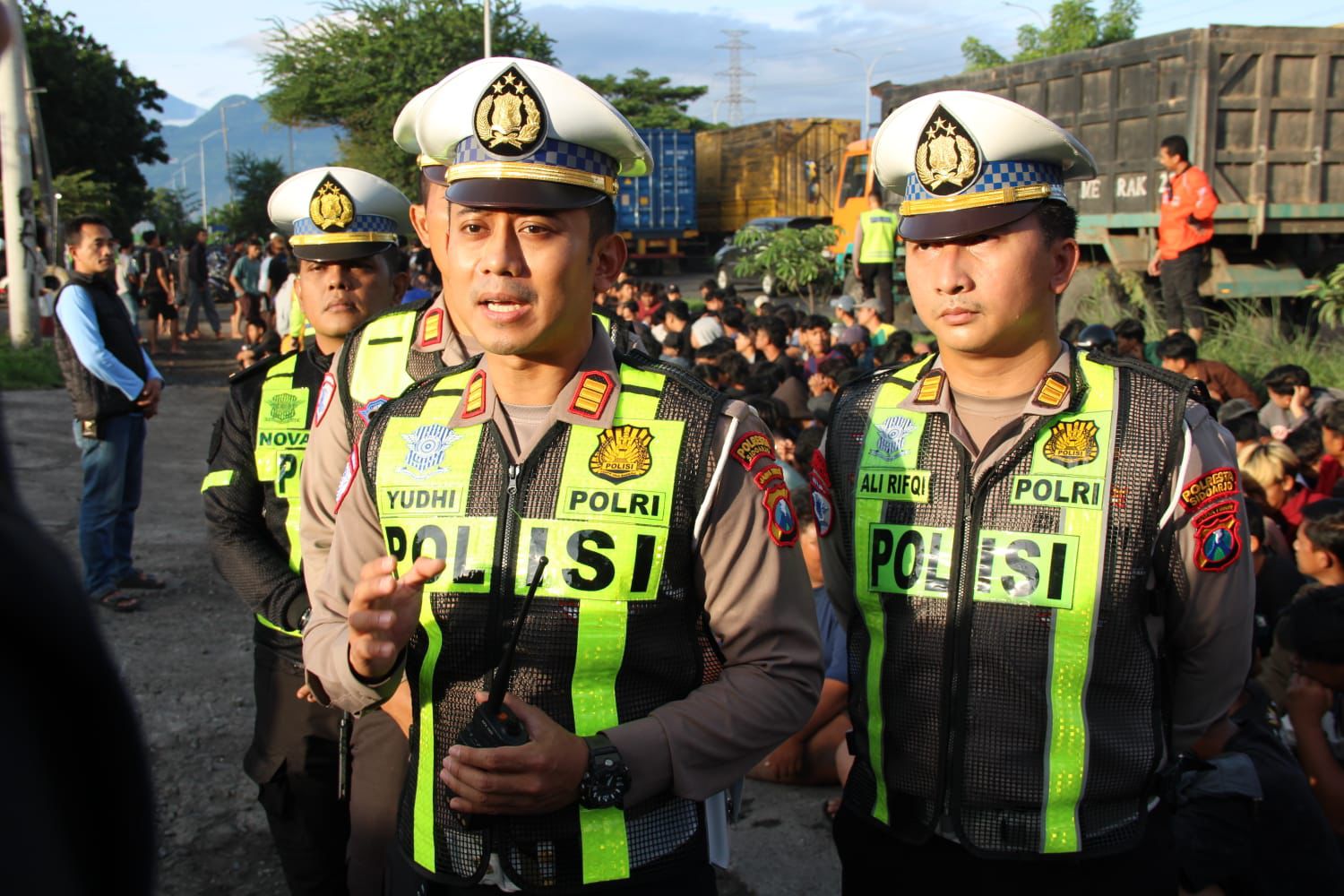  Kasatlantas Polresta Sidoarjo AKP Yudhi Anugrah Putra (tengah).