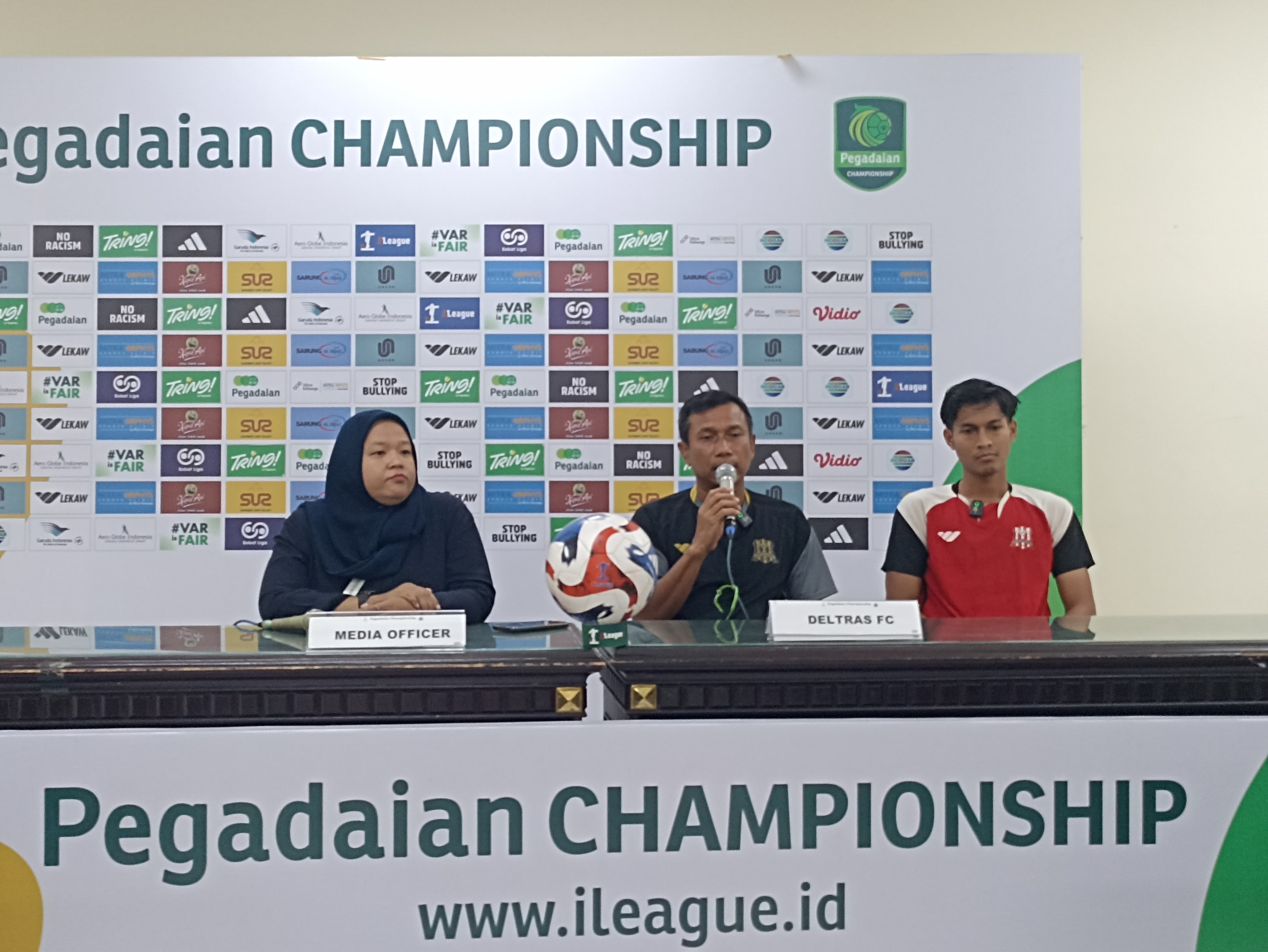 PERCAYA DIRI: Konferensi pers Deltras Sidoarjo jelang laga lawan PSIS Semarang.
