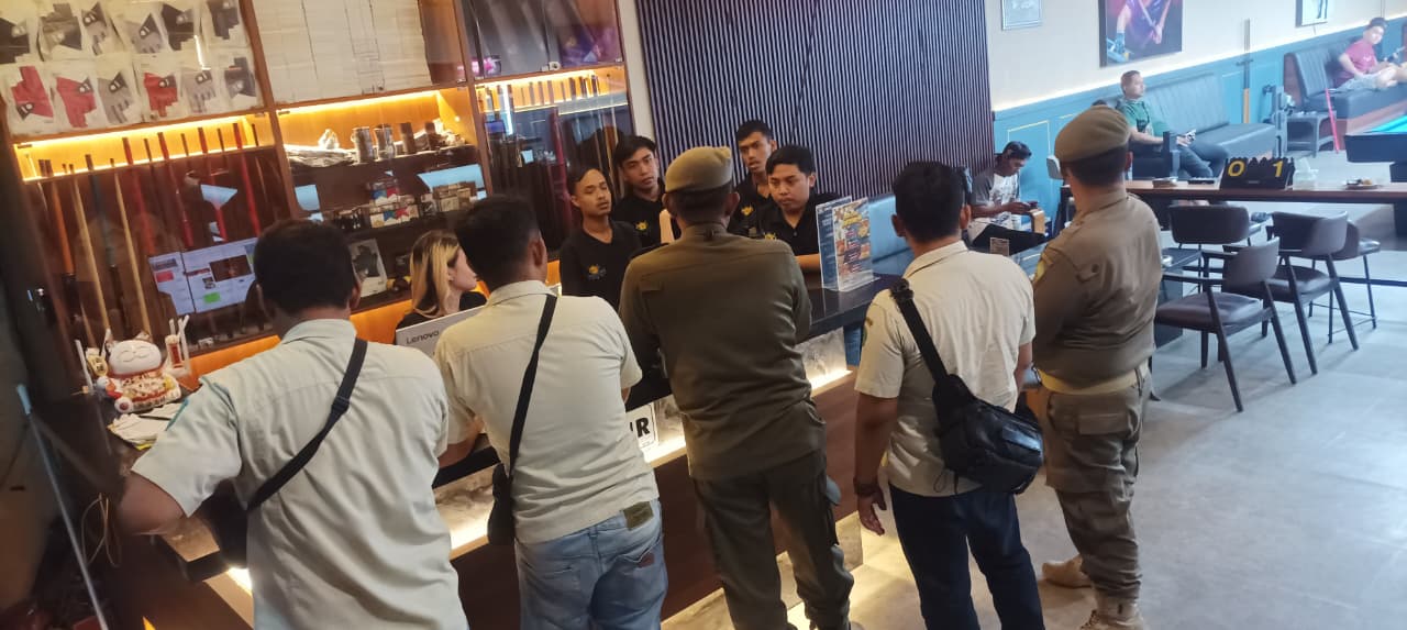 GABUNGAN: Personel Satpol PP Sidoarjo saat sosialisasi Surat Edaran Bupati tentang tata tertib Ramadan.