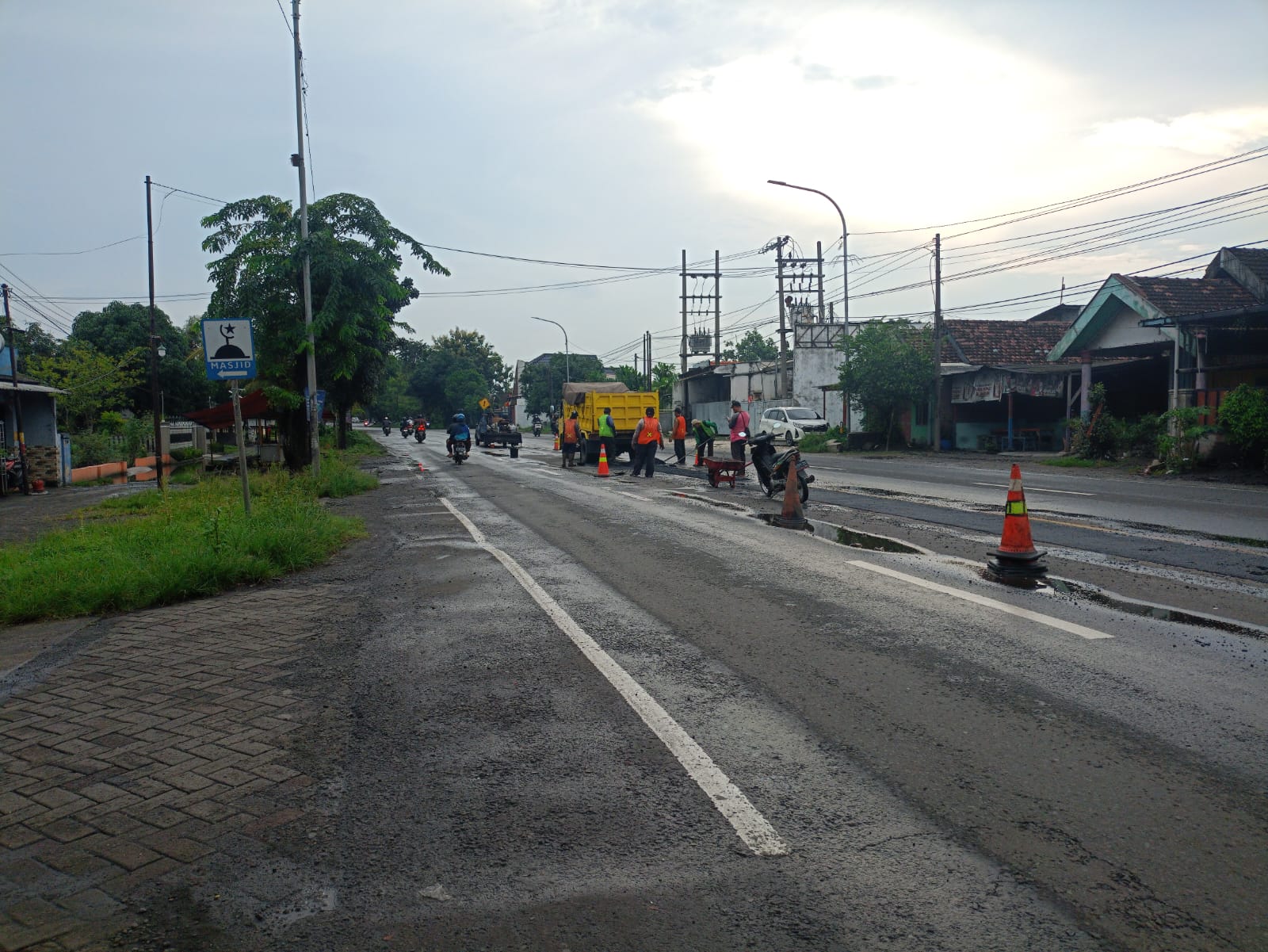BERLUBANG: Jalan rusak di Sidoarjo yang mulai diperbaiki Pemkab Sidoarjo. (DIKY SANSIRI/RADAR SIDOARJO)