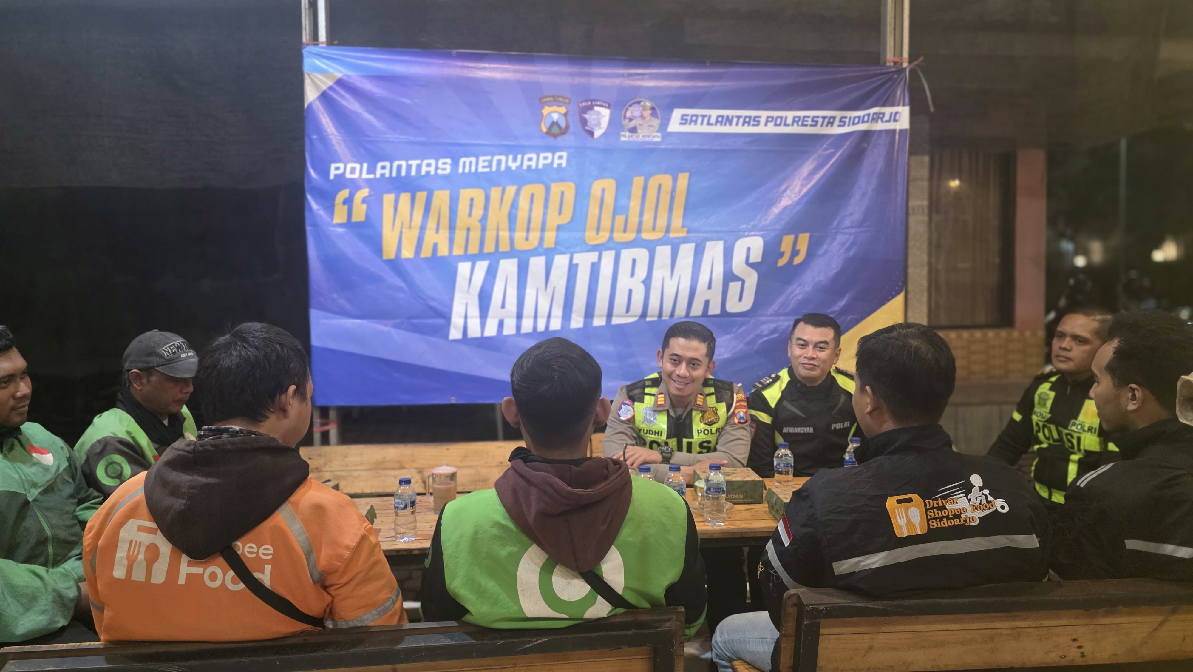 SINERGIS: Kasat Lantas Polresta Sidoarjo AKP Yudhi Anugrah Putra saat berdialog dengan komunitas pengemudi ojek online di Sidoarjo.