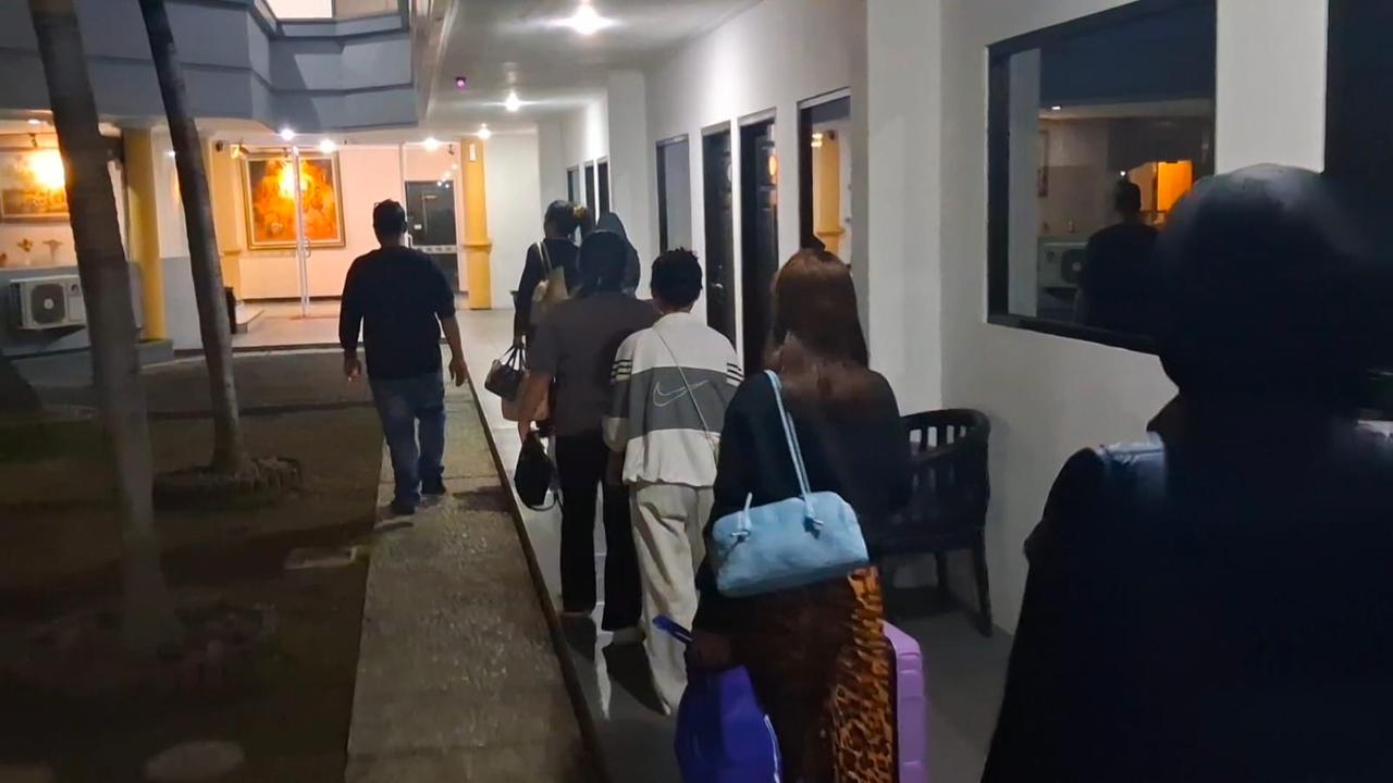 DIGEREBEK: Personel kepolisian saat razia di salah satu hotel di Sidoarjo.  