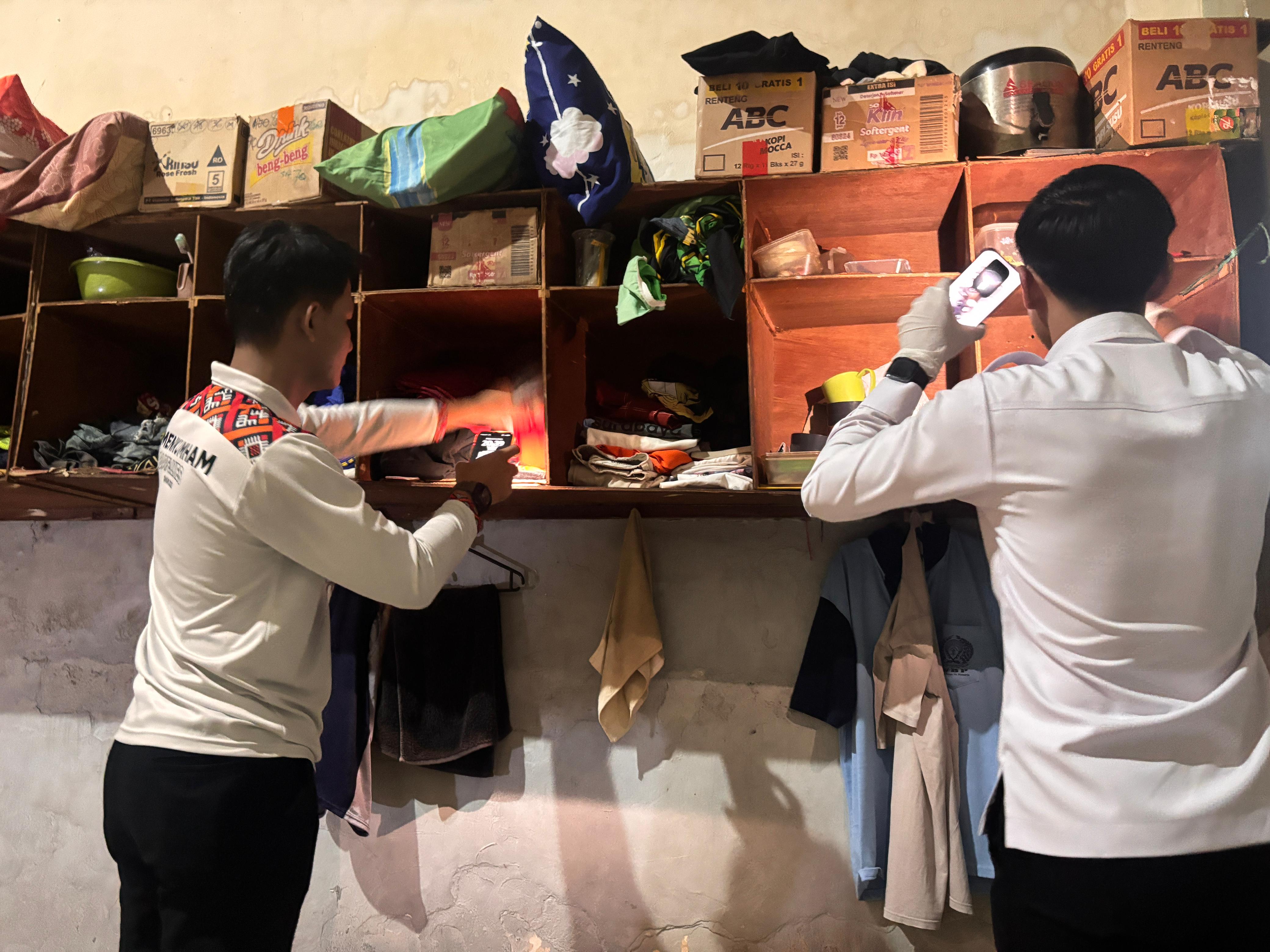 TIDAK ADA CELAH: Petugas dengan teliti menggeledah kamar hunian narapidana Lapas Kelas IIA Sidoarjo.