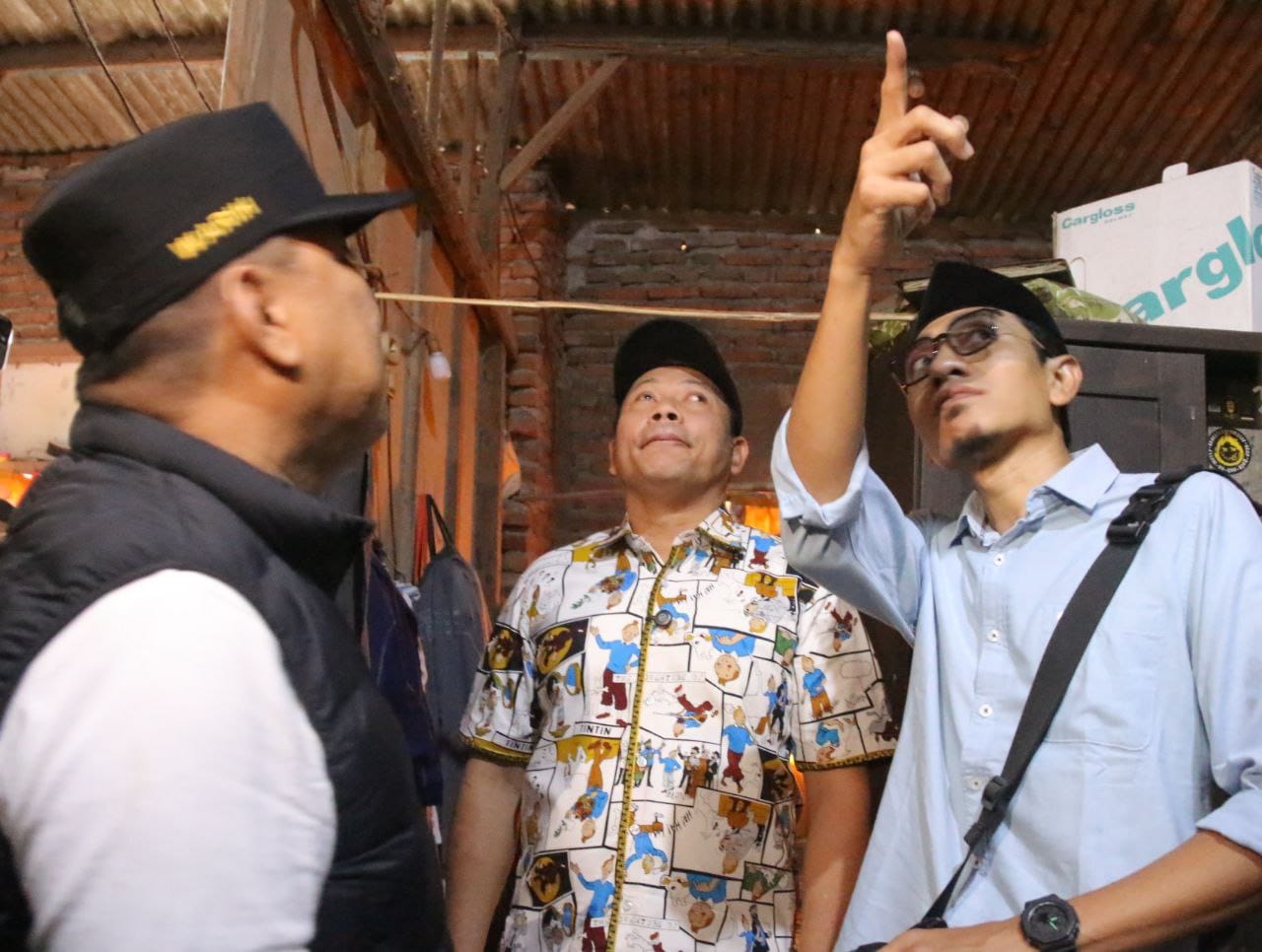 PEDULI: Bupati Sidoarjo Subandi (tengah) saat sidak ke rumah warga di Sedati Gede.