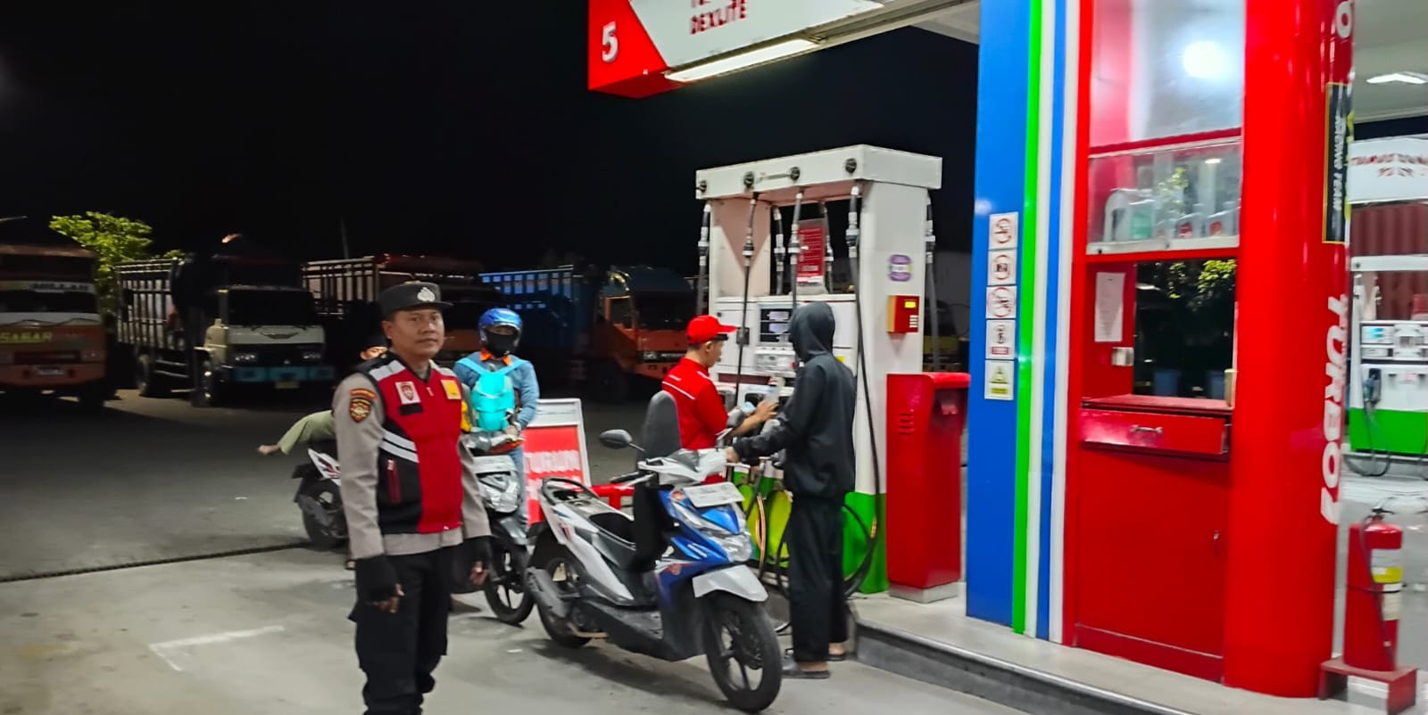 SIAGA: Personel Polsek Balongbendo saat patroli antisipasi kriminalitas di wilayah hukum Balongbendo, Sidoarjo.