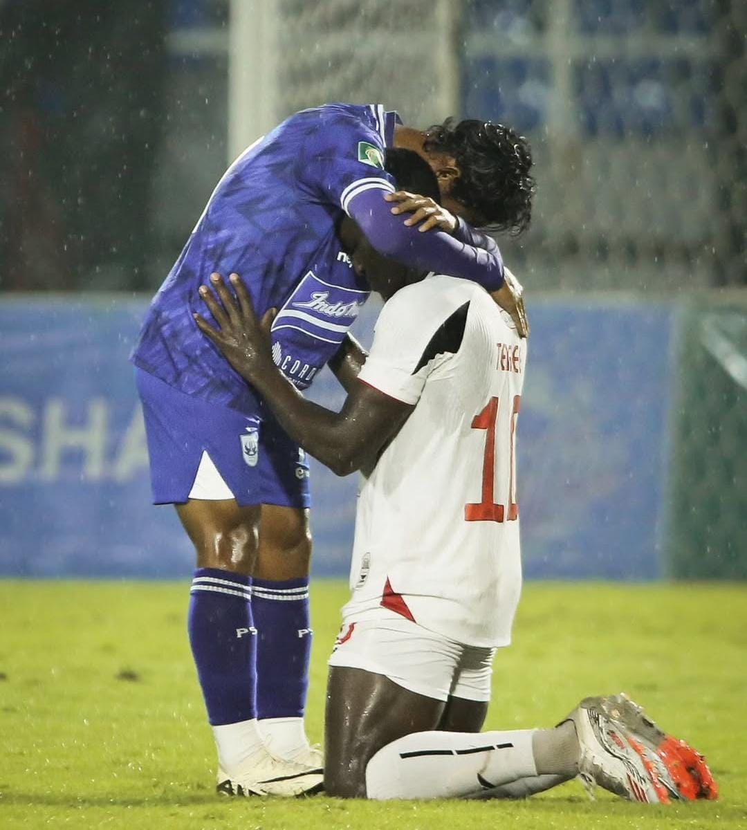 TUMBANG: Pemain Deltras Sidoarjo (putih) usai dikalahkan PSIS Semarang, Minggu (22/2) malam. (FOTO DELTRAS SIDOARJO)