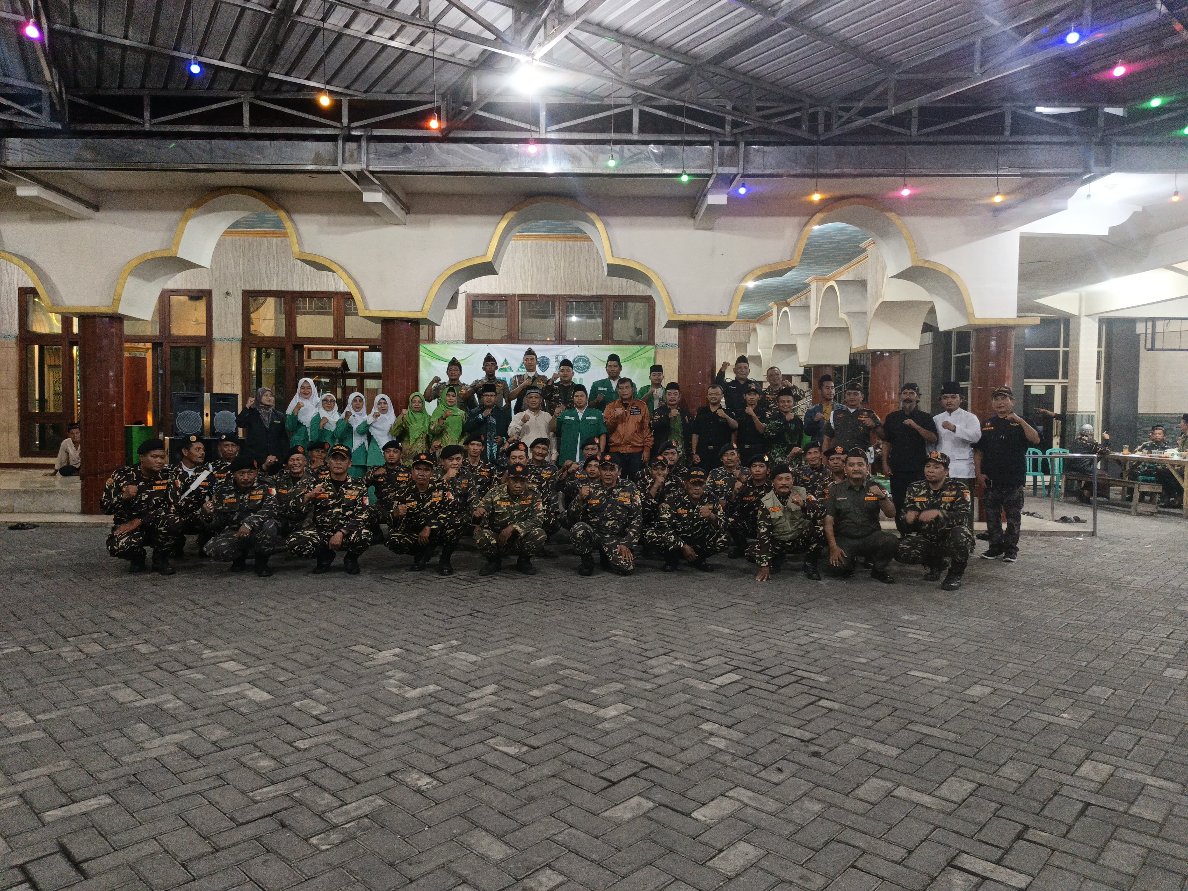 KOMPAK: Semangat pengabdian menyambut Ramadan 1447 Hijriah/2026 Masehi ditunjukkan Gerakan Pemuda Ansor (GP Ansor) Sidoarjo. (ANAS/RADAR SIDOARJO)