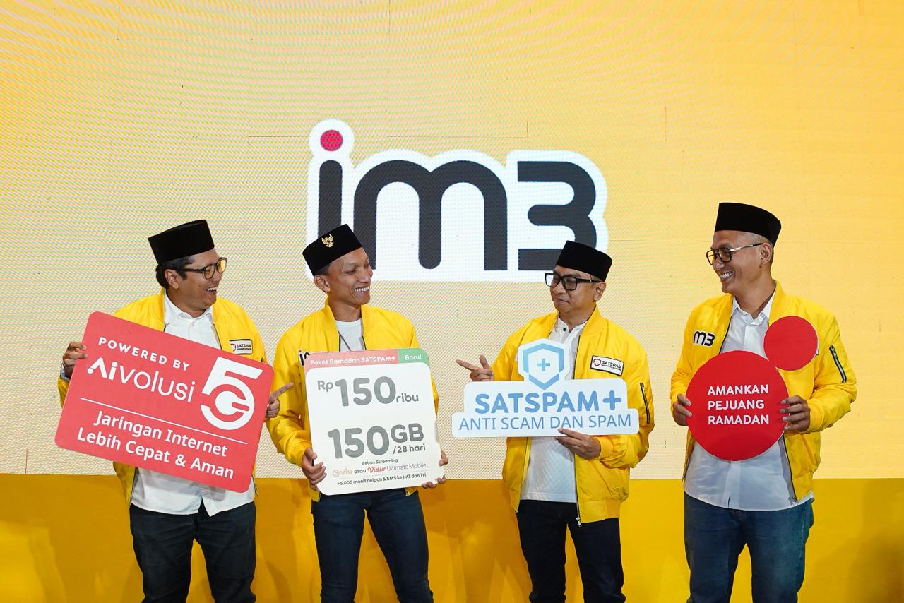 Fahd Yudhanegoro, EVP Head of Circle Java Indosat Ooredoo Hutchison (kedua dari kanan) bersama jajaran manajemen Indosat Circle Java pada saat Media Update &ldquo;IM3 Satspam+ Amankan Pejuang Ramadan&rdquo; 