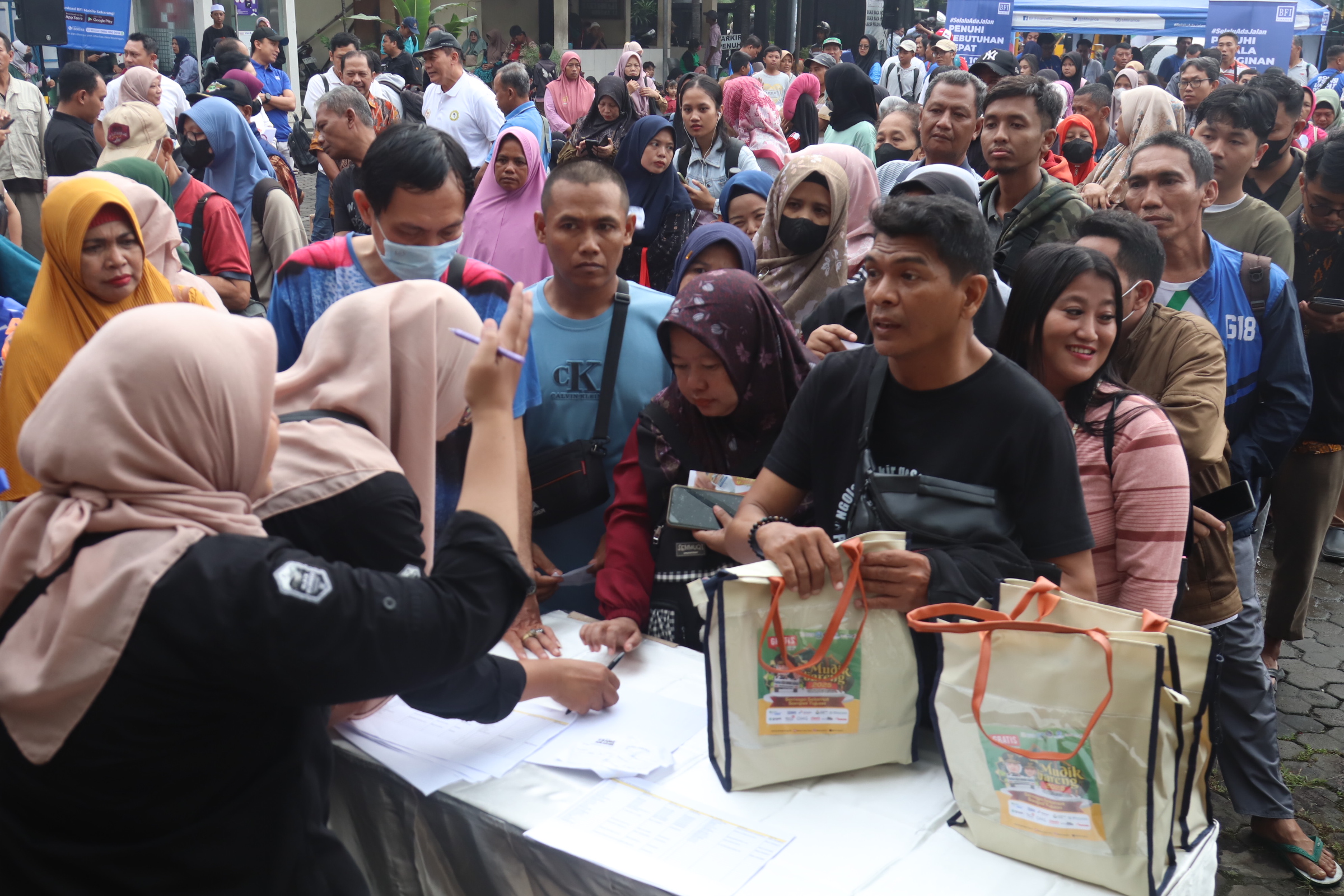 MEMBELUDAK: Antusiasme tinggi para pemudik di acara mudik gratis Radar Surabaya tahun 2025. (SURYANTO/RADAR SIDOARJO)