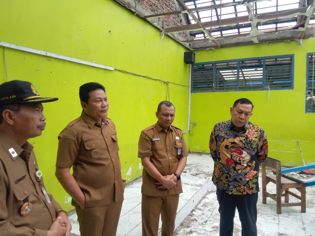 RESPONS CEPAT: Bupati Sidoarjo Subandi (dua dari kiri) saat mengecek kondisi bangunan yang ambruk di SMPN 1 Gedangan, Selasa (24/2). (DIKY SANSIRI/RADAR SIDOARJO)