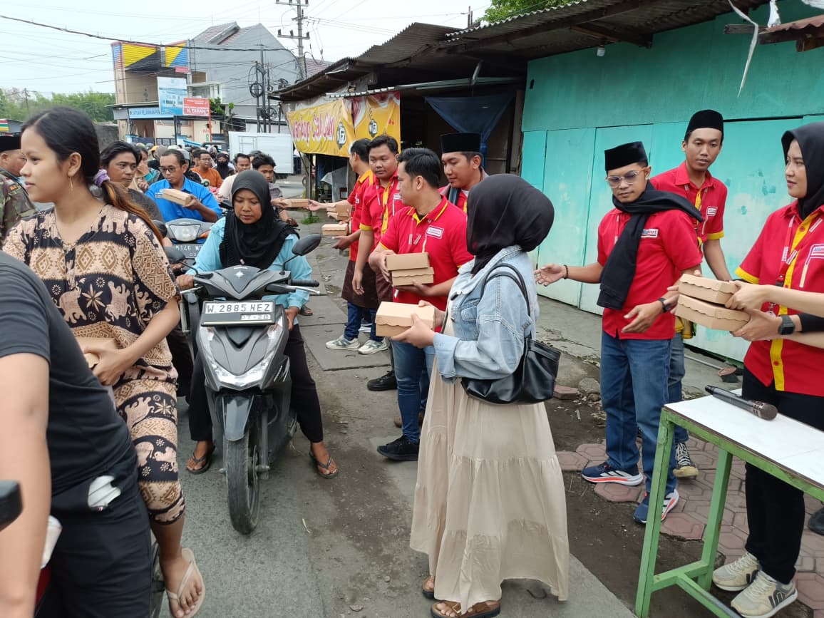 BAGI PAKET BUKA PUASA: Alfamart kembali menghadirkan program sosial tahunan Warteg Gratis Ramadan 2026.
