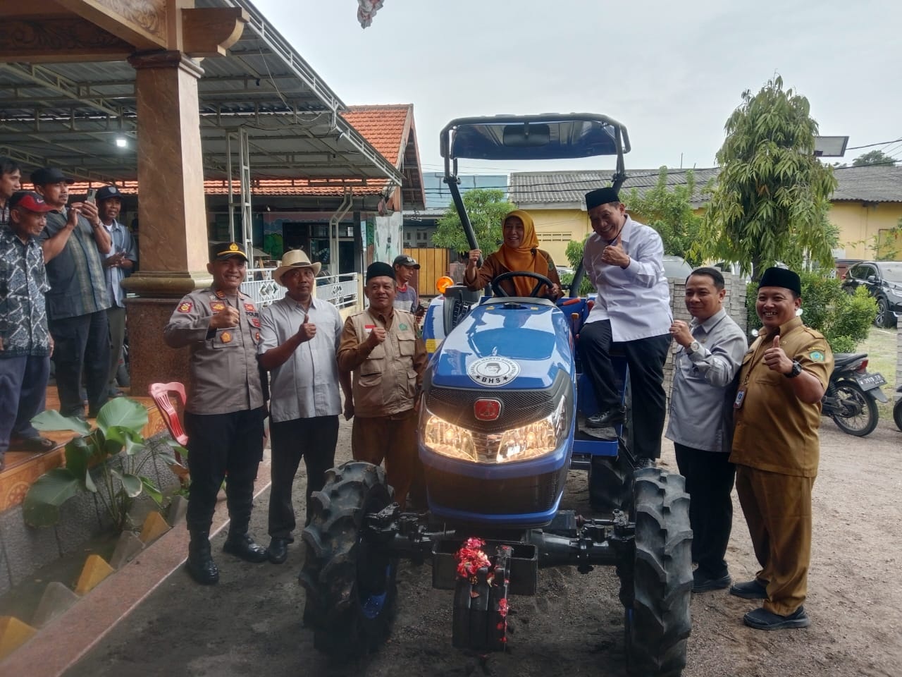  MODERNISASI: BHS (tiga dari kanan) serahkan bantuan Alsintan untuk petani di Desa Gedangrowo, Kecamatan Prambon, Sidoarjo, Selasa (24/2). (RUDIANTO/RADAR SIDOARJO)