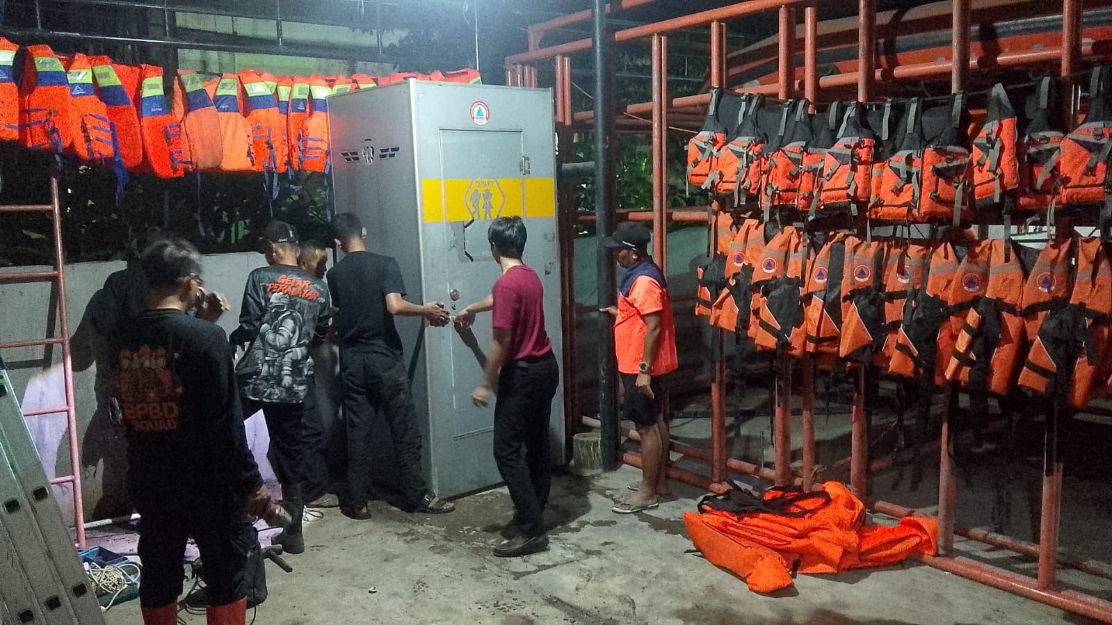 WASPADA: BPBD Sidoarjo menyiapkan sejumlah perlengkapan rescue untuk antisipasi bencana.