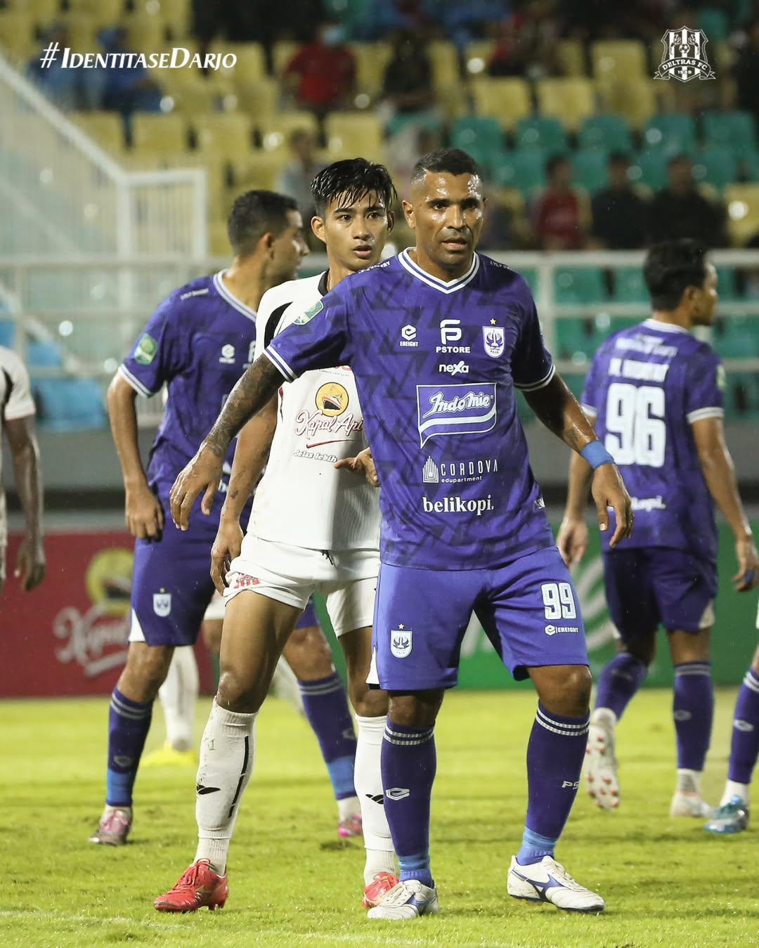 TUMBANG: Pemain Deltras Sidoarjo (tengah) dikawal pemain PSIS Semarang. (FOTO DELTRAS SIDOARJO)