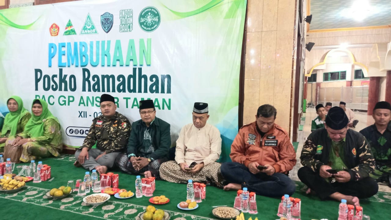 SINERGIS: H Saifuddin Affandi (baju putih) bersama PAC GP Ansor Taman dan stekholder dalam pembukaan Posko Ramadan di Masjid Ar-Rohman Trosobo Taman, Sabtu (21/2). (ANAS/RADAR SIDOARJO)