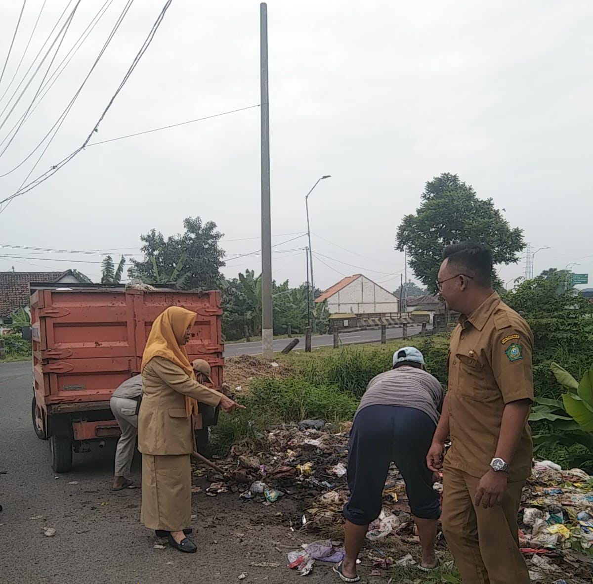 KEBERSIHAN: Kepala Kelurahan Porong dan Kasi Pembangunan Kelurahan Porong saat sidak di lokasi tumpukan sampah, Selasa (24/2). (ANAS/RADAR SIDOARJO)